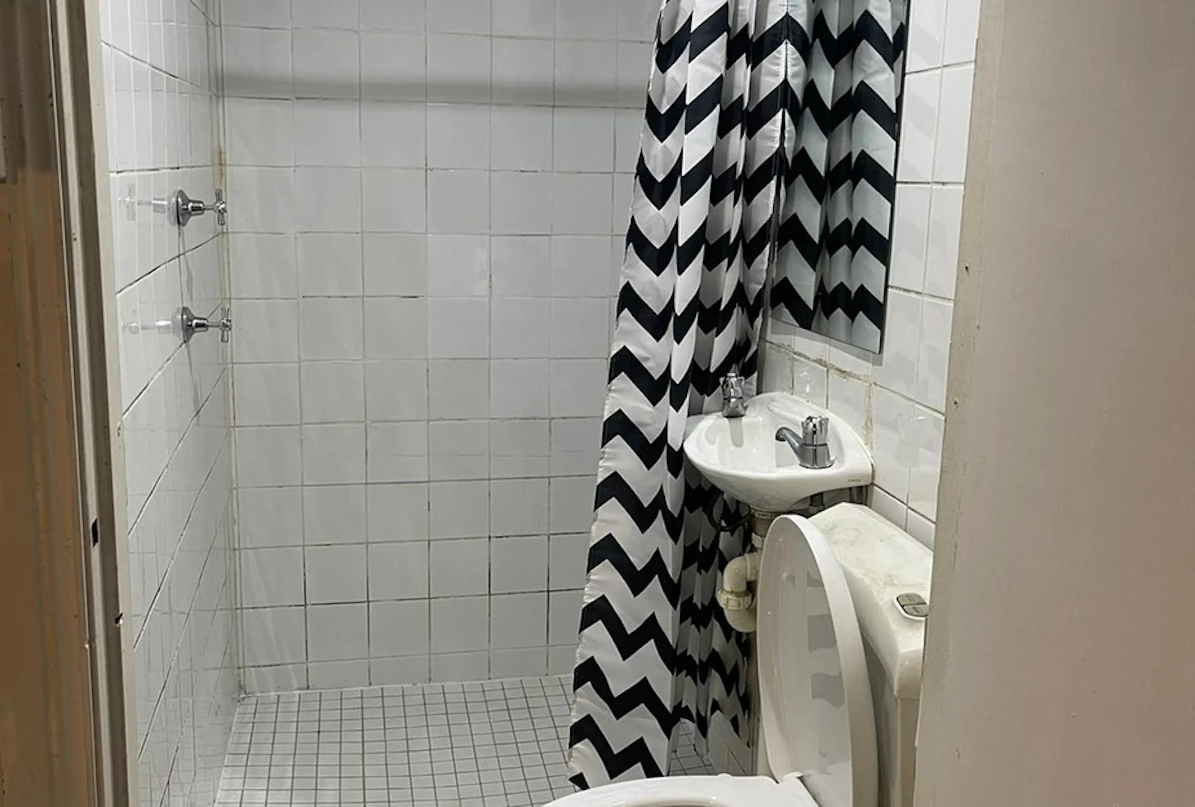 Room 5 bed 1 Twin / One Bedroom BATHROOM 2