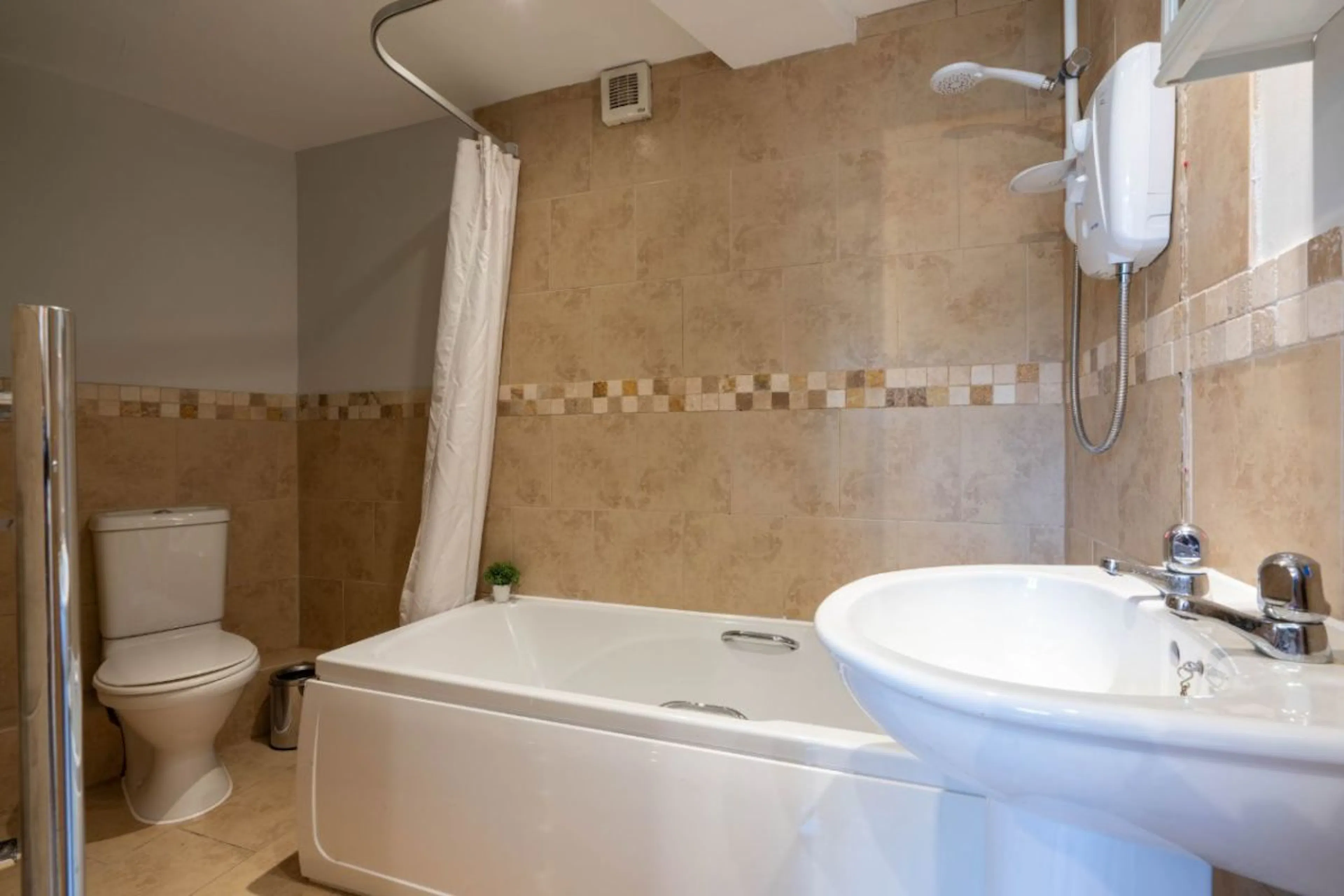 2 Bedroom Apartment BATHROOM 4