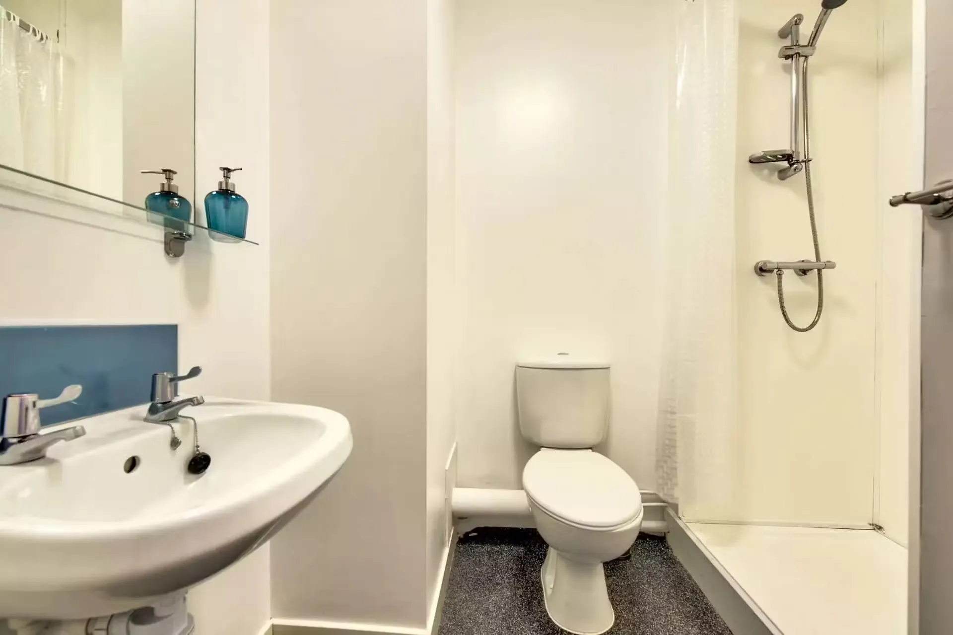 Platinum Studio BATHROOM 2