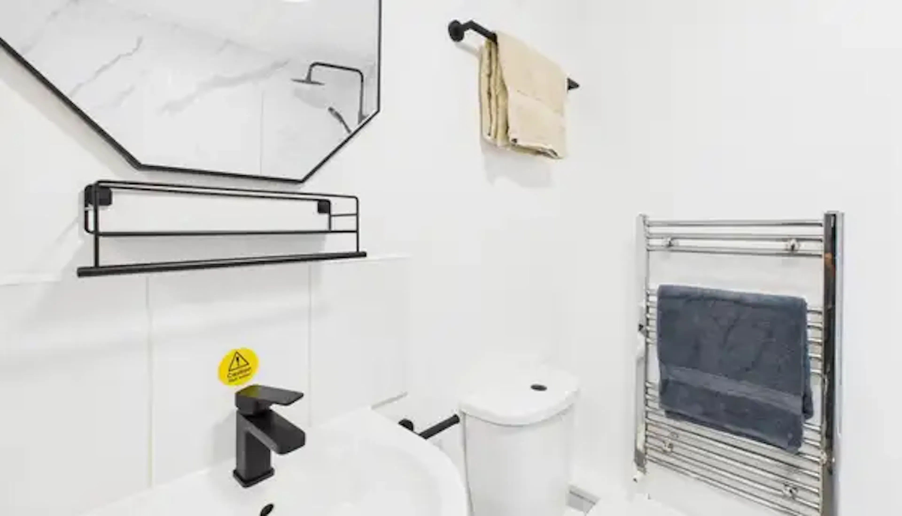 Flat 1, Studio BATHROOM 2
