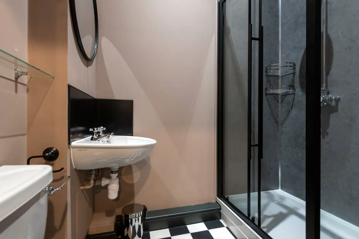 5 Bedroom Apartment BATHROOM 2