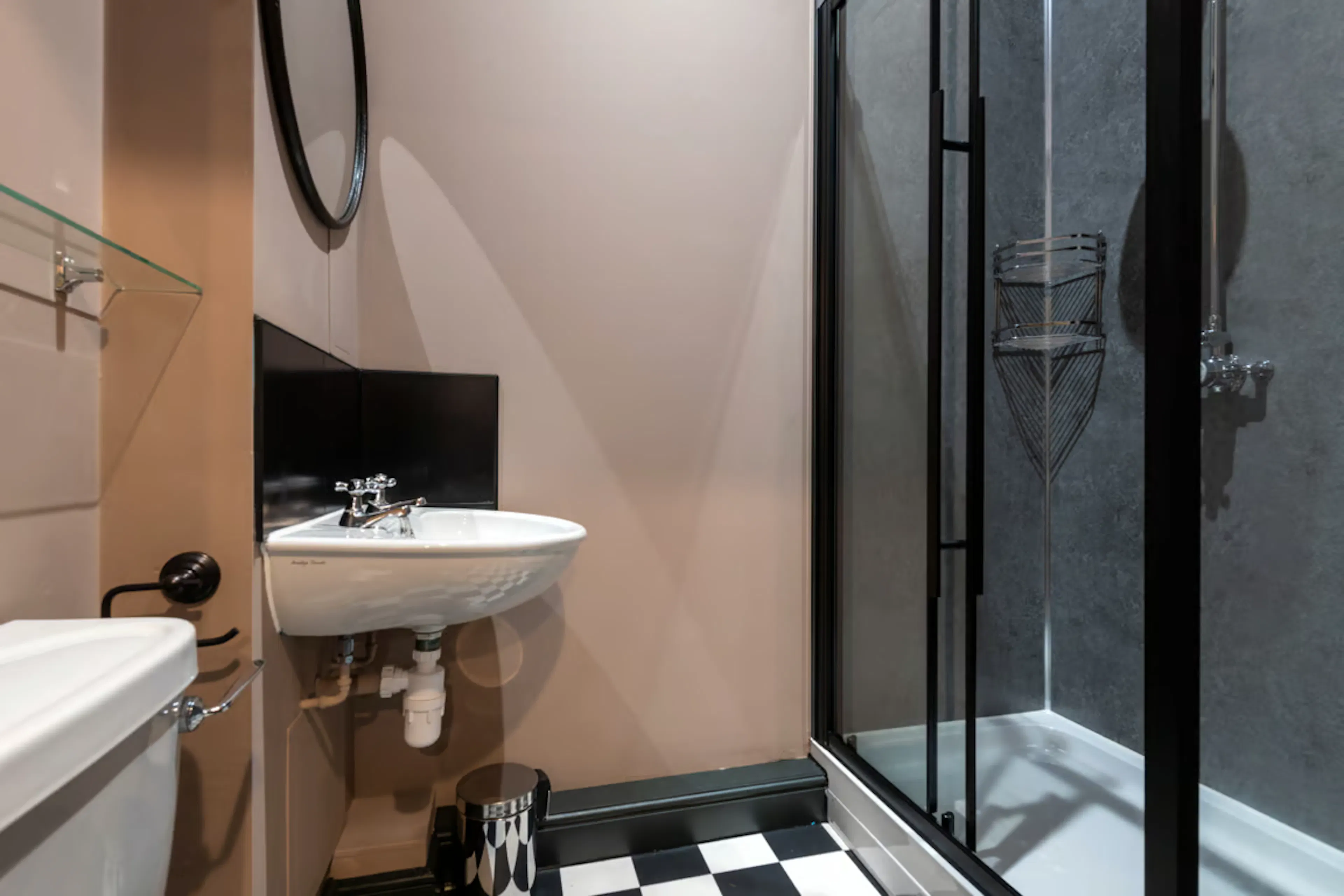5 Bedroom Apartment BATHROOM 2
