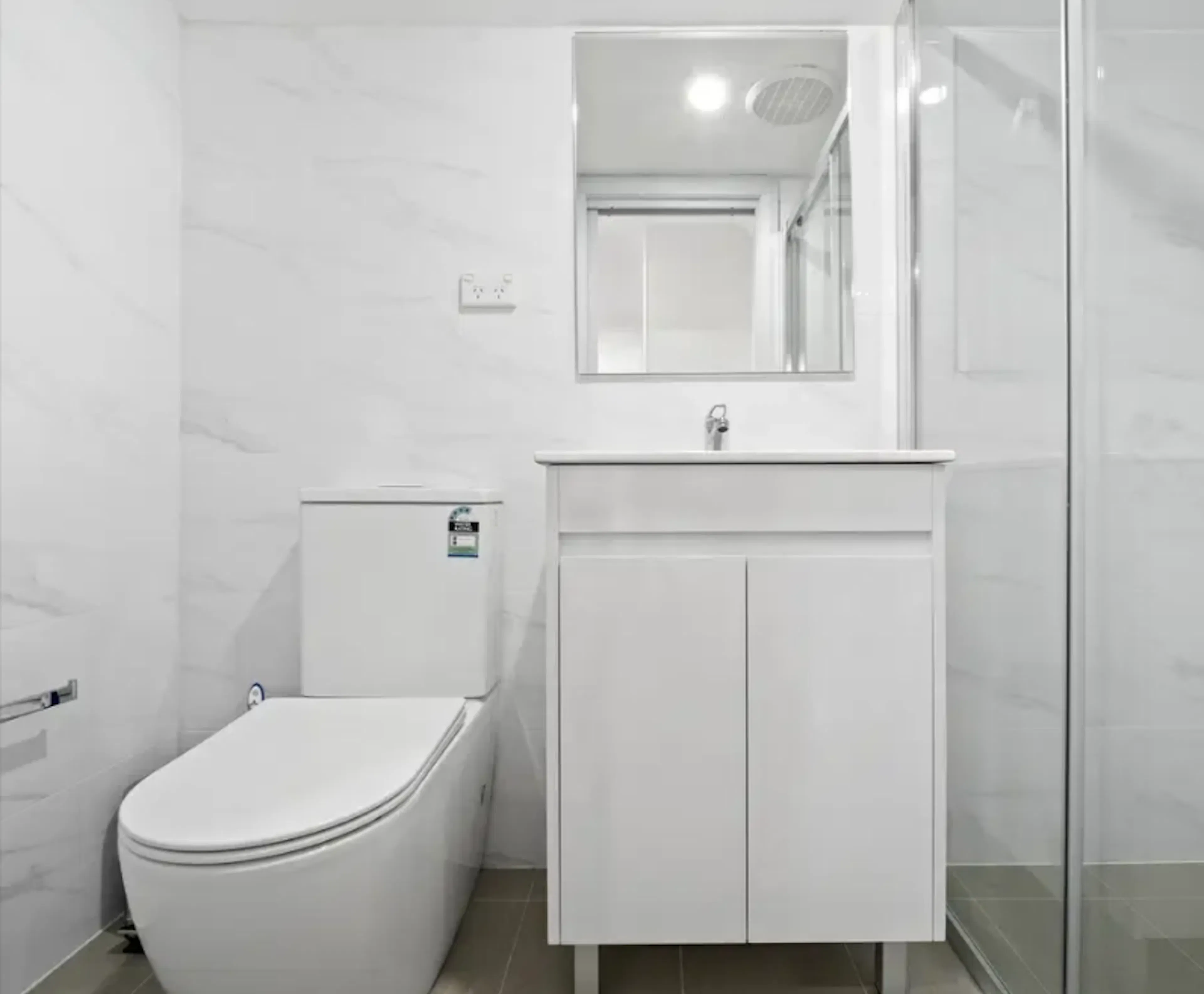 Room 5 (Ensuite) BATHROOM 3