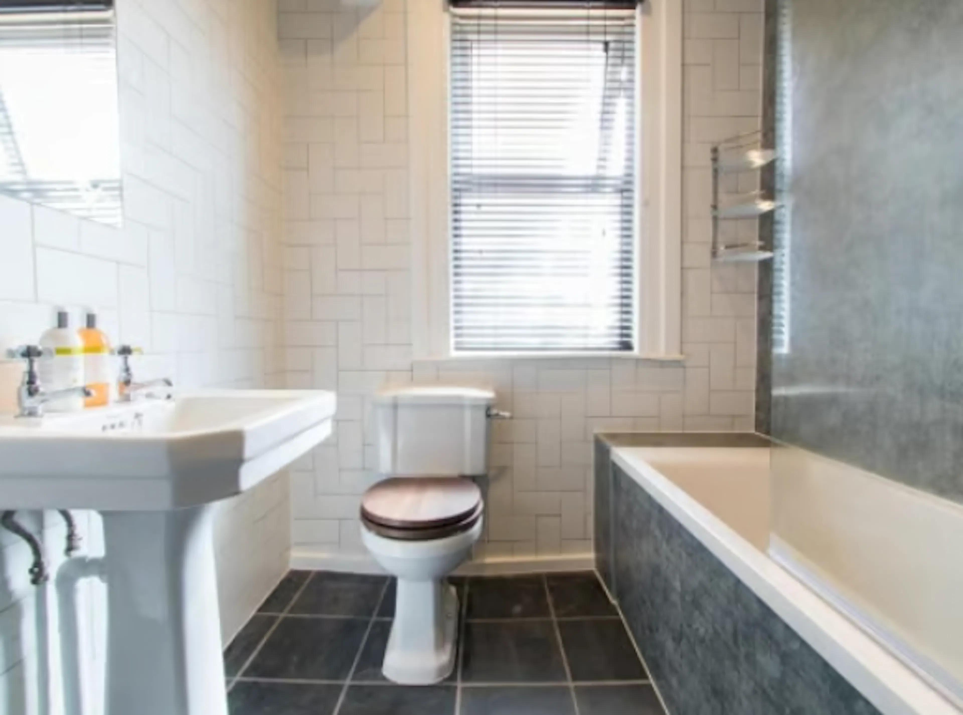 Six Bedroom Apartment BATHROOM 3