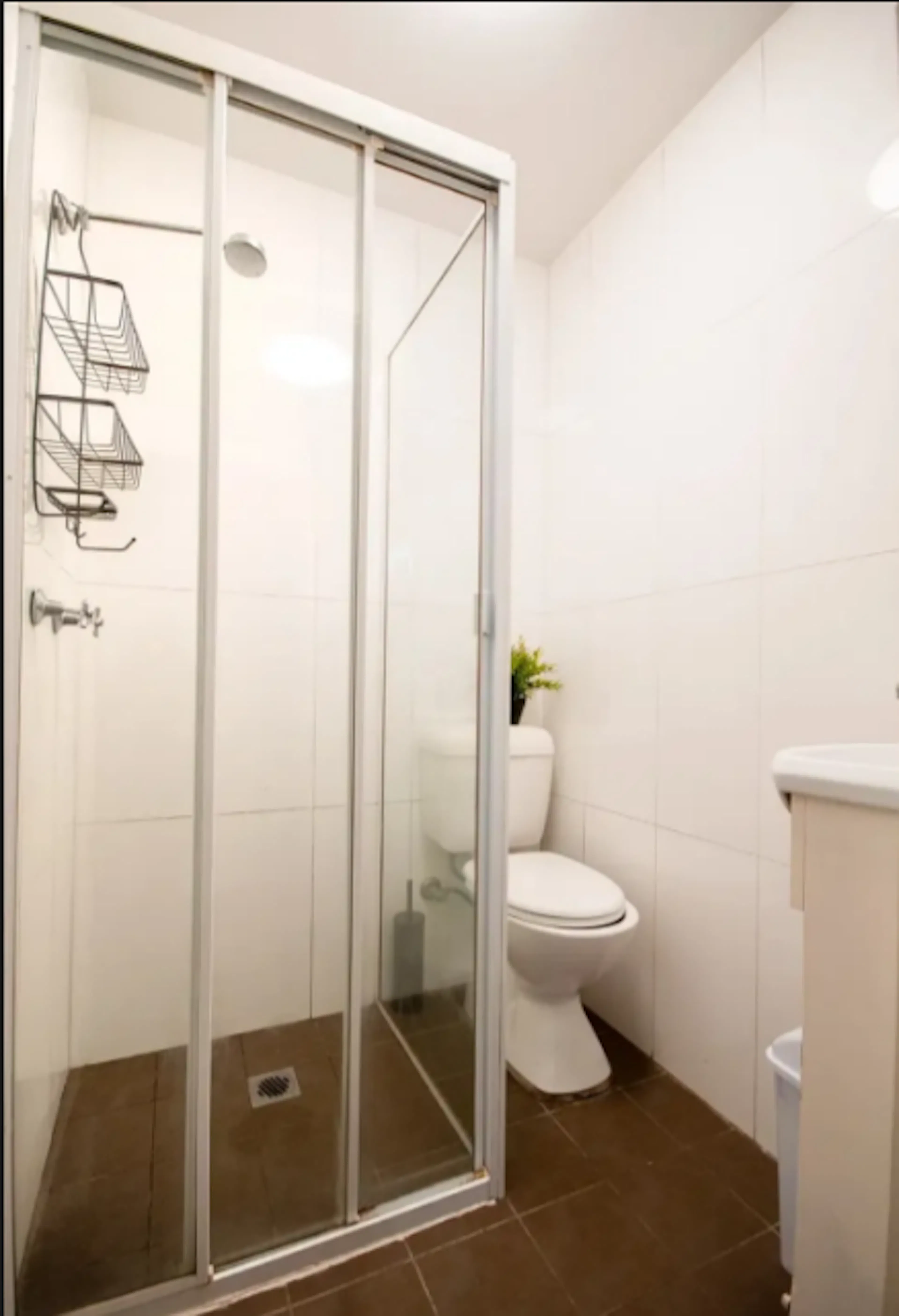 Room 4 (Ensuite) BATHROOM 2