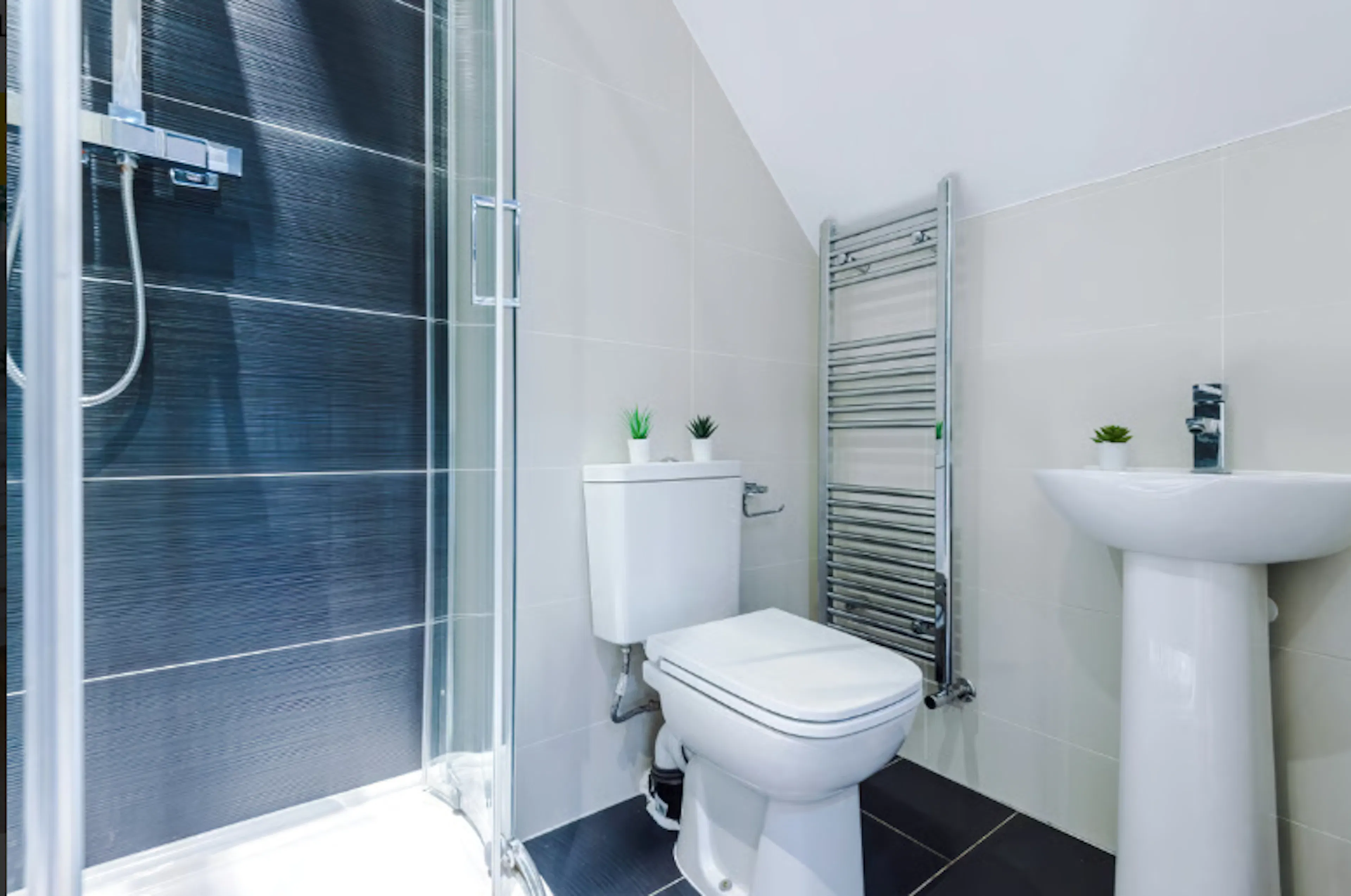 Flat 12, 1 Bedroom Apartment BATHROOM 3
