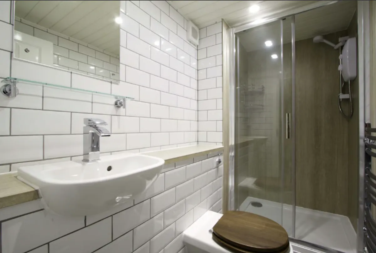 6 Bedroom Apartment BATHROOM