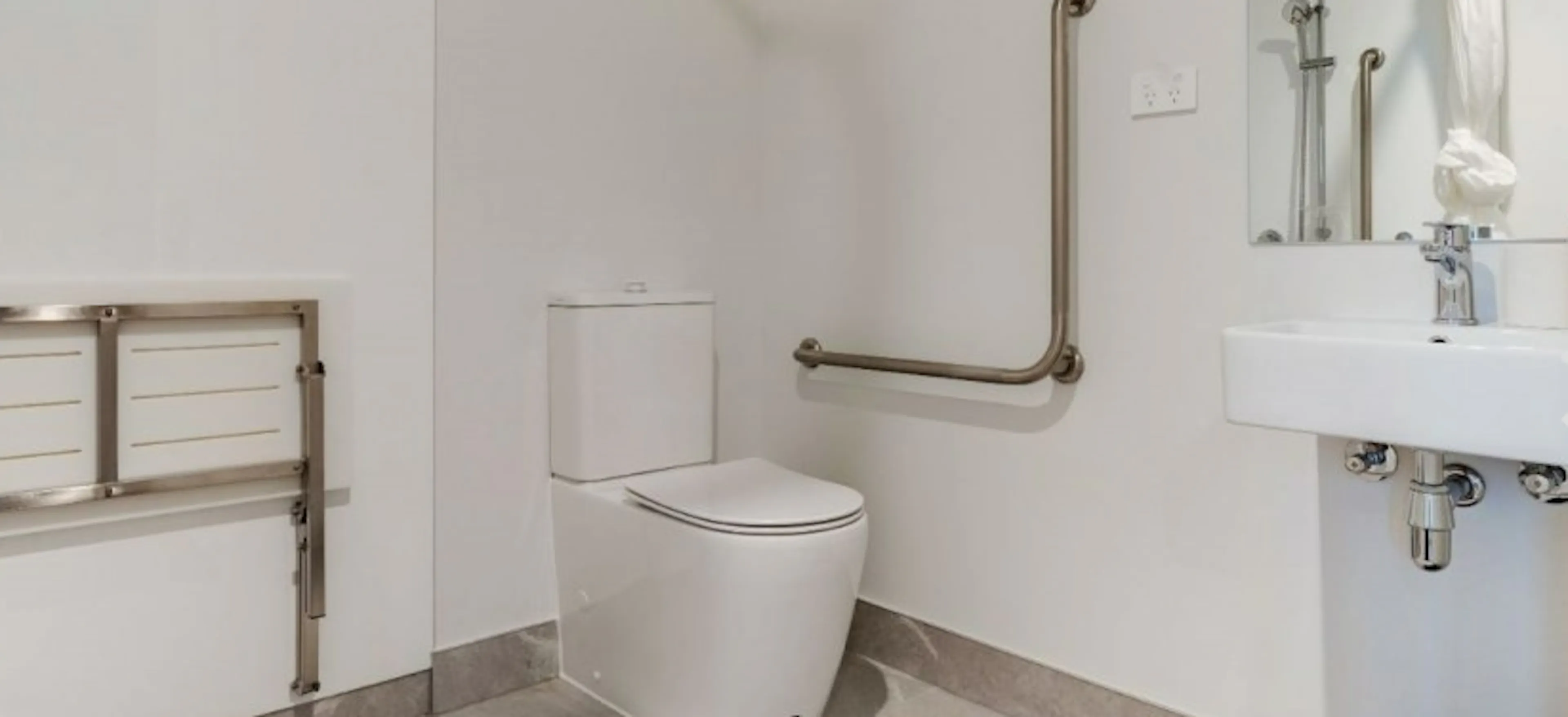 Double Premium (Accessible) BATHROOM 2