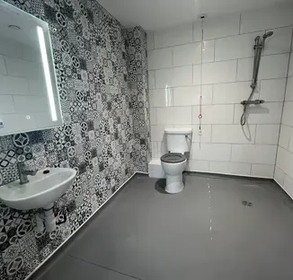 En suite studio-style room (First Floor) BATHROOM 4