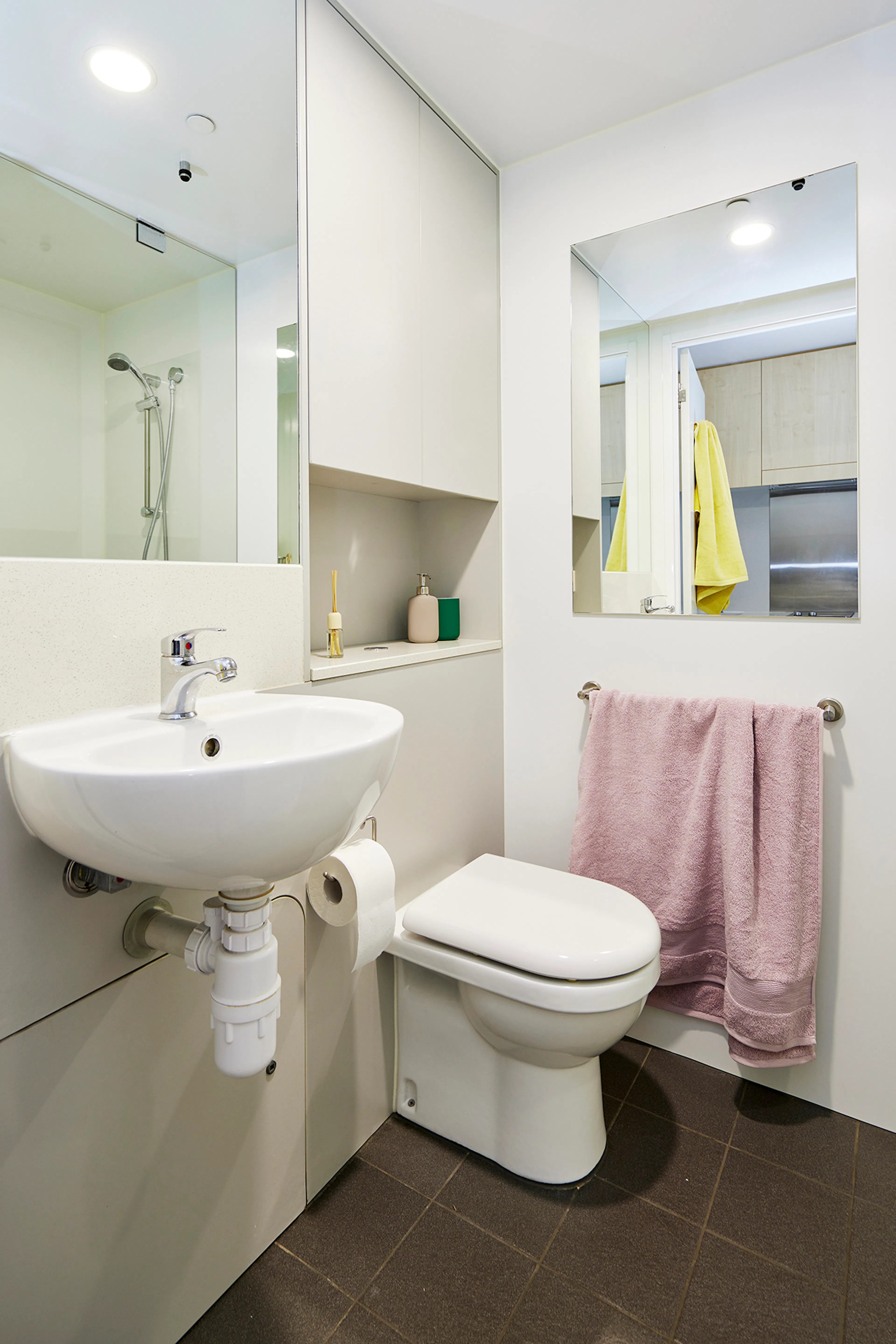 4 Bed Apartment BATHROOM 2