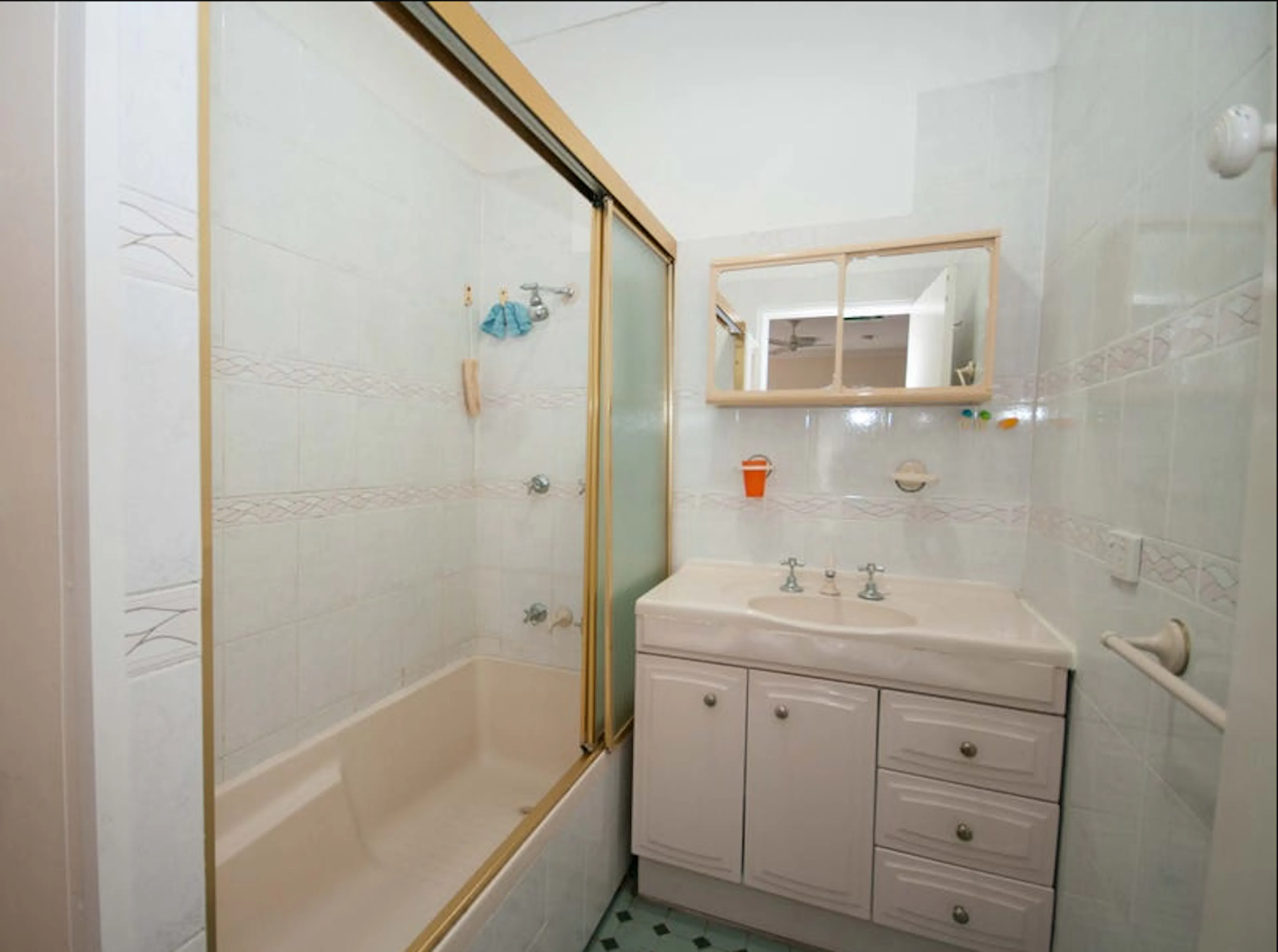 Classic Single Room BATHROOM 3
