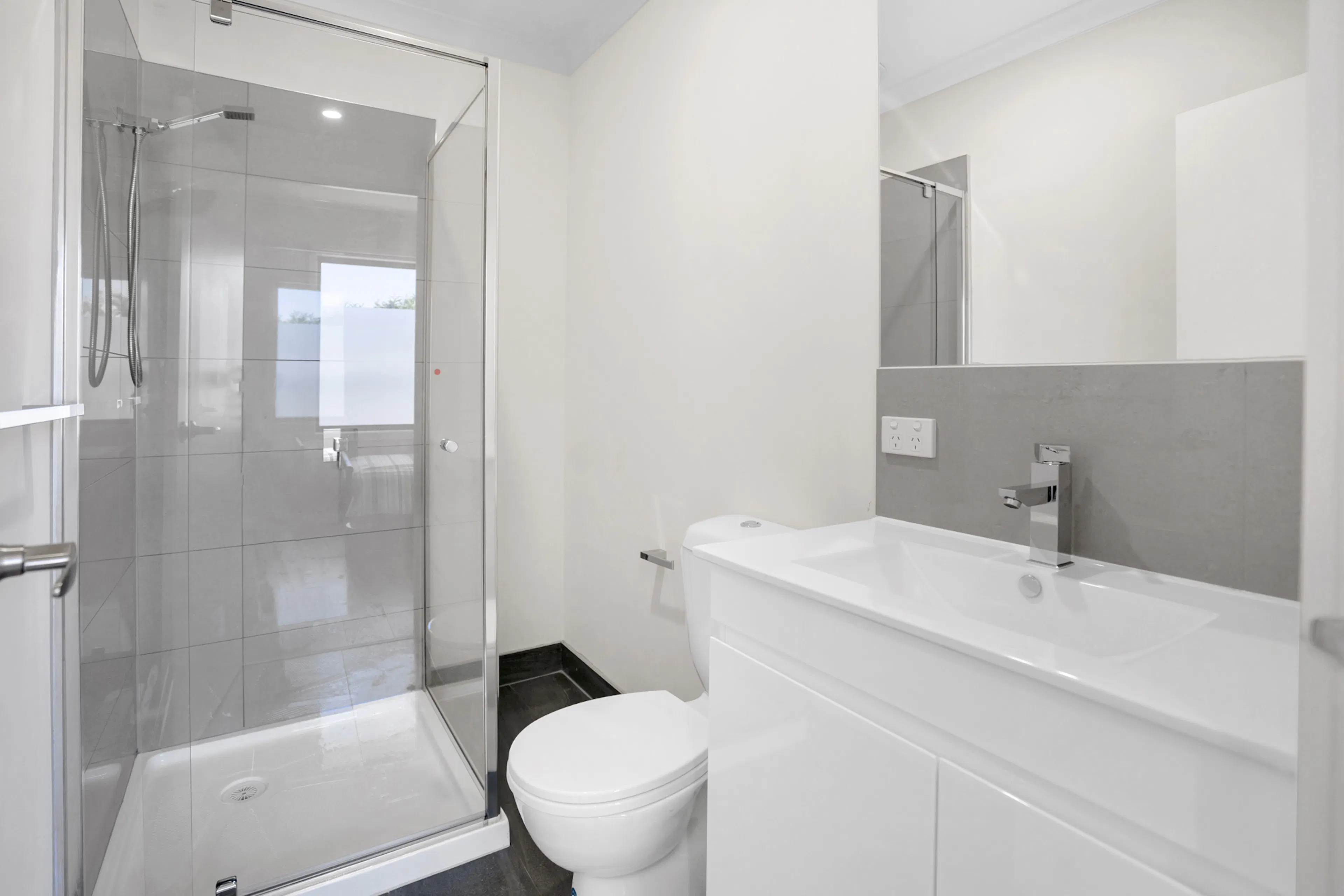 Single Ensuite Room BATHROOM 3