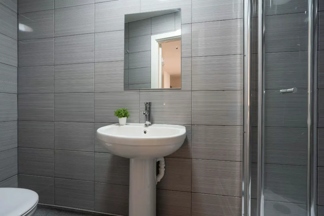 Four Bed Apartment BATHROOM 2