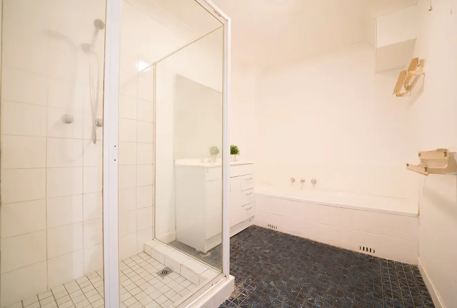 Room 1 Standard/Balcony BATHROOM 3