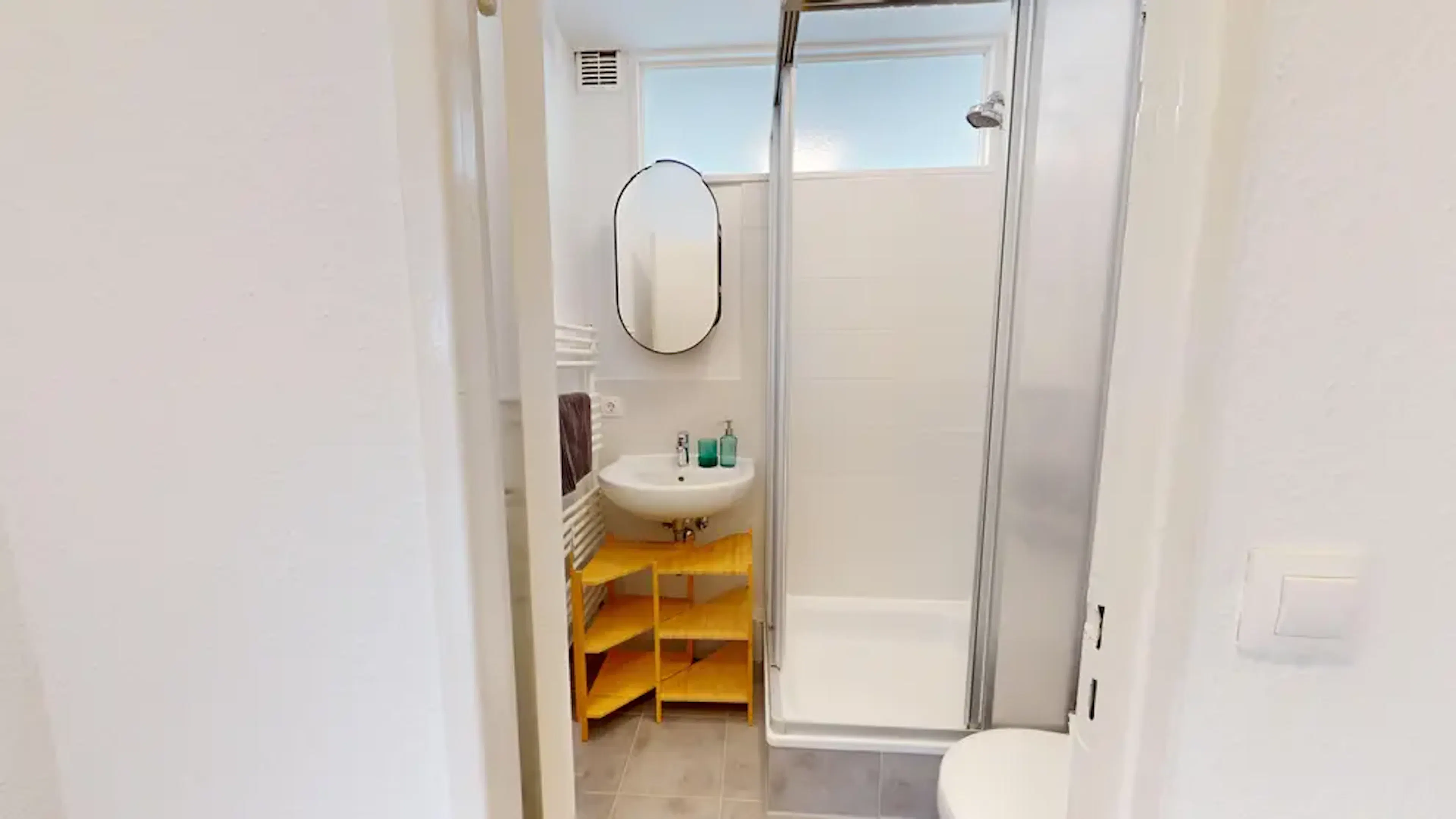 One-Bed Apartment BATHROOM 2