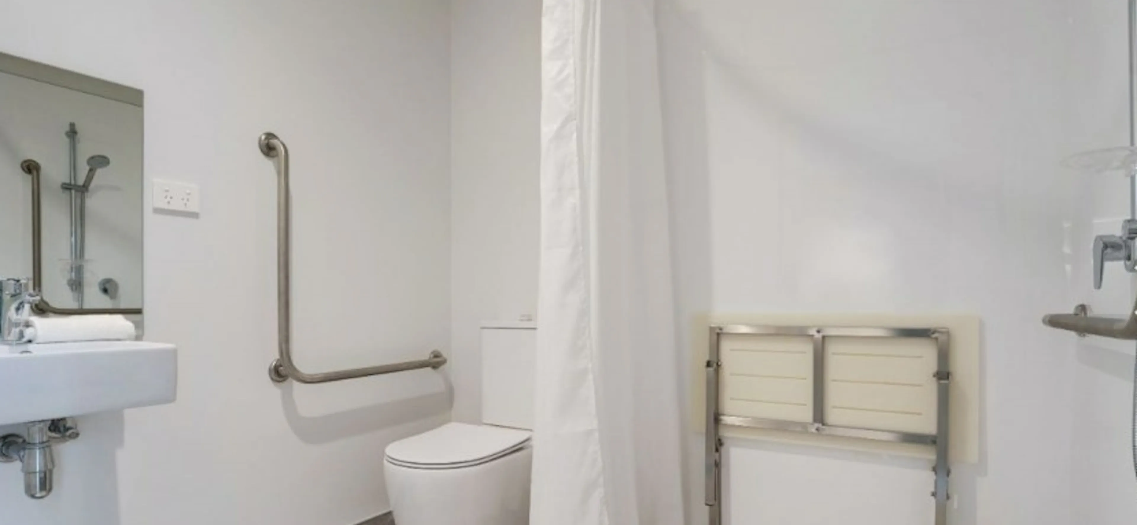 Studio Accessible BATHROOM 3