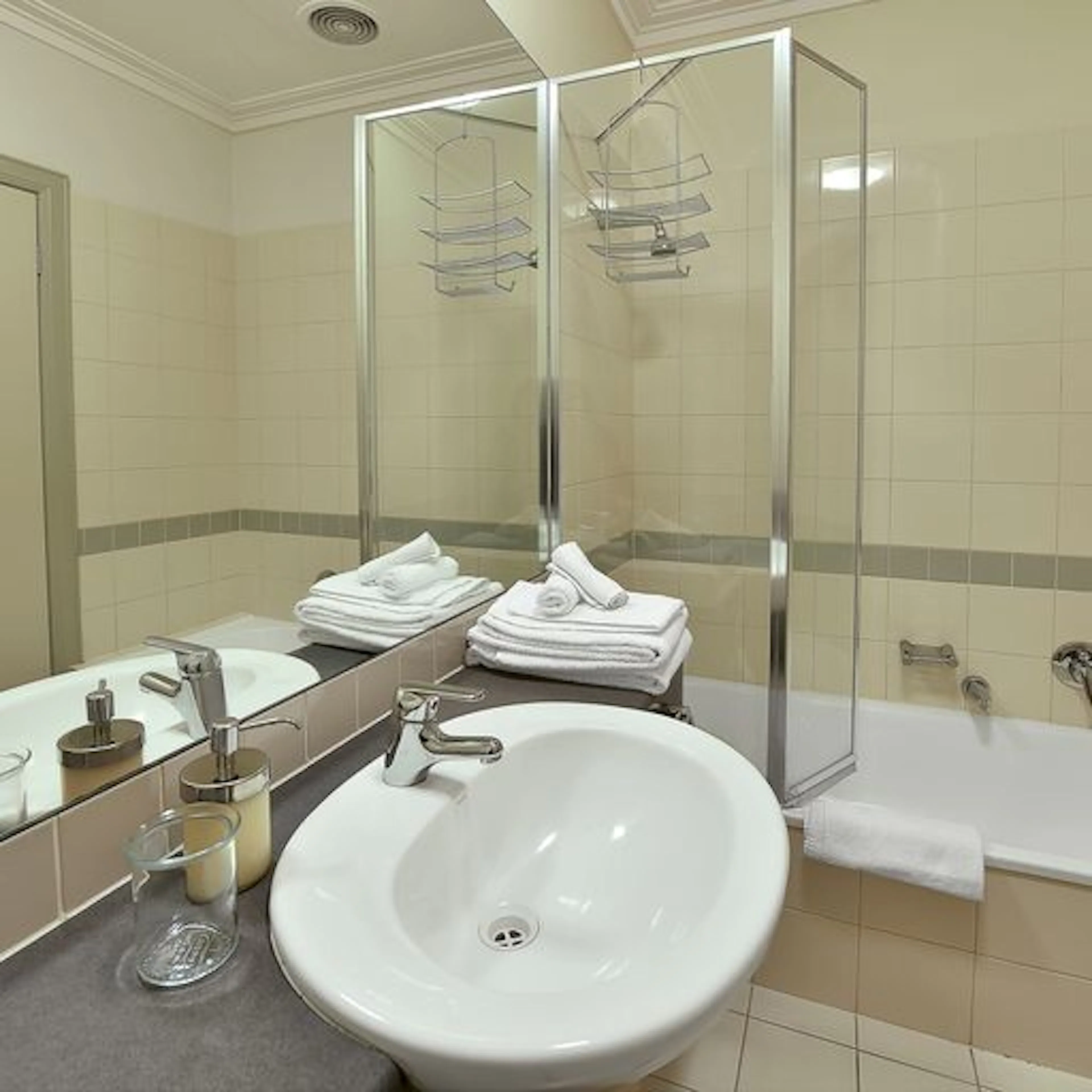 One bedroom apartment (304) BATHROOM 2