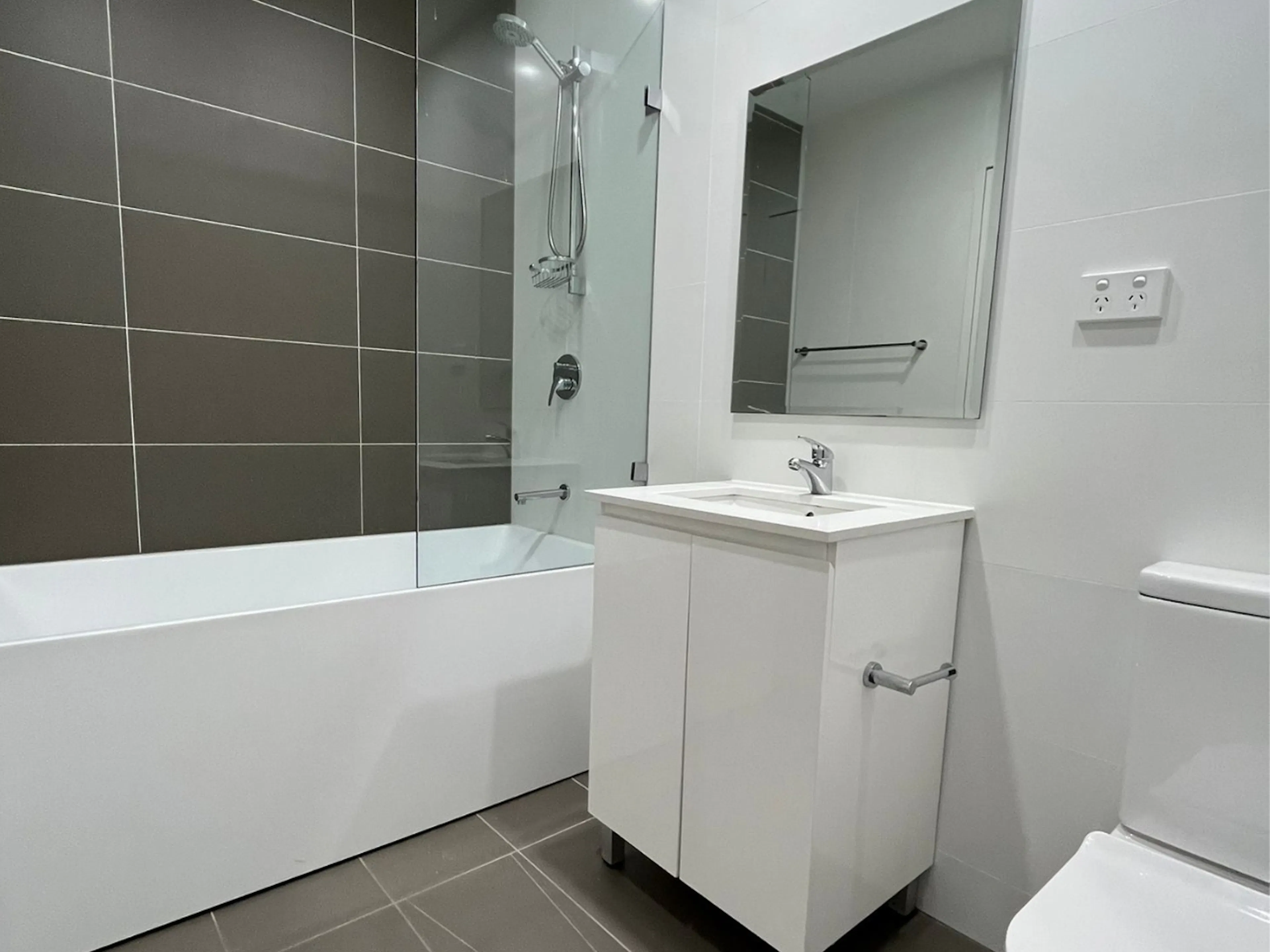 Whole Unit BATHROOM 2