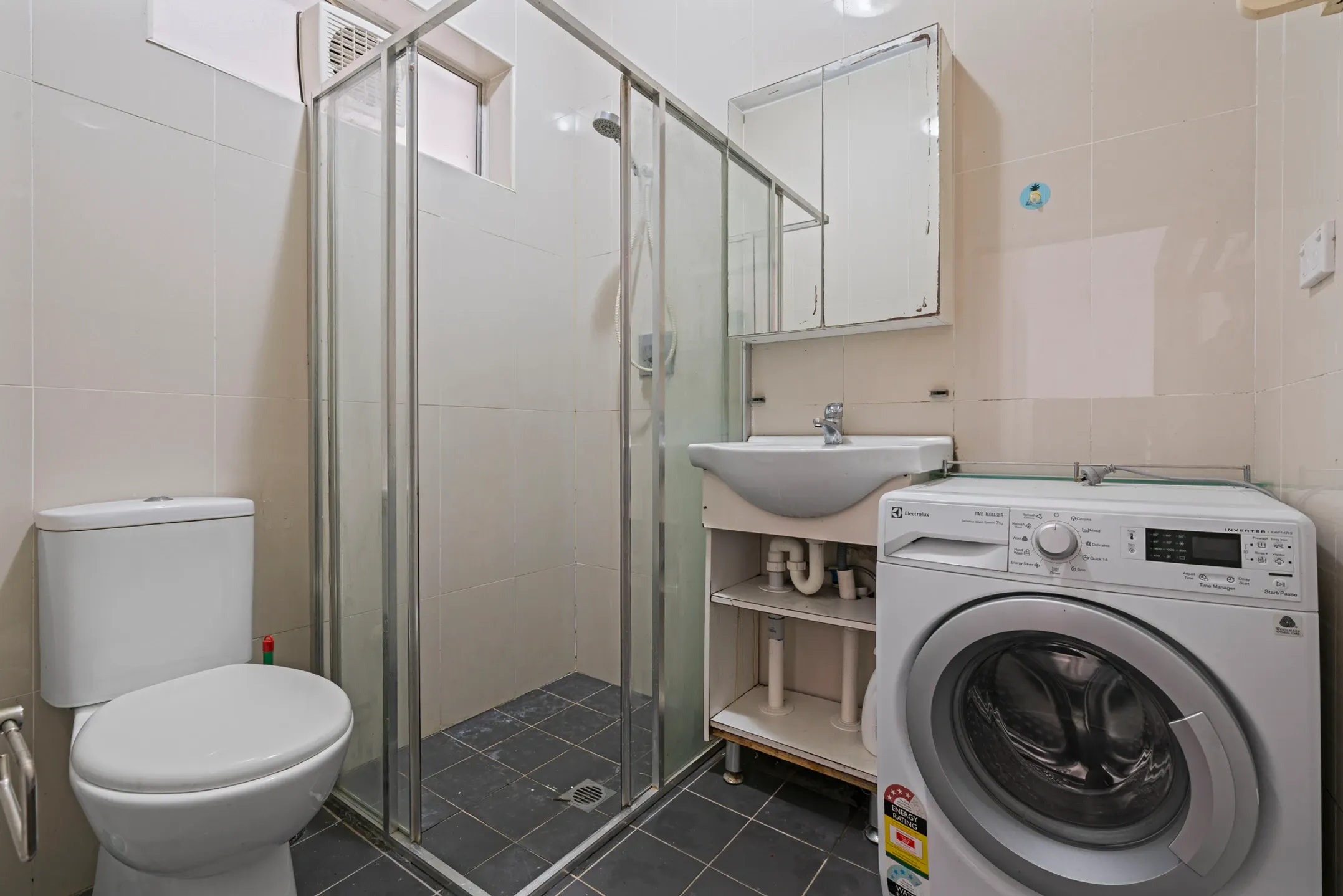 Room 9 Standard BATHROOM 3