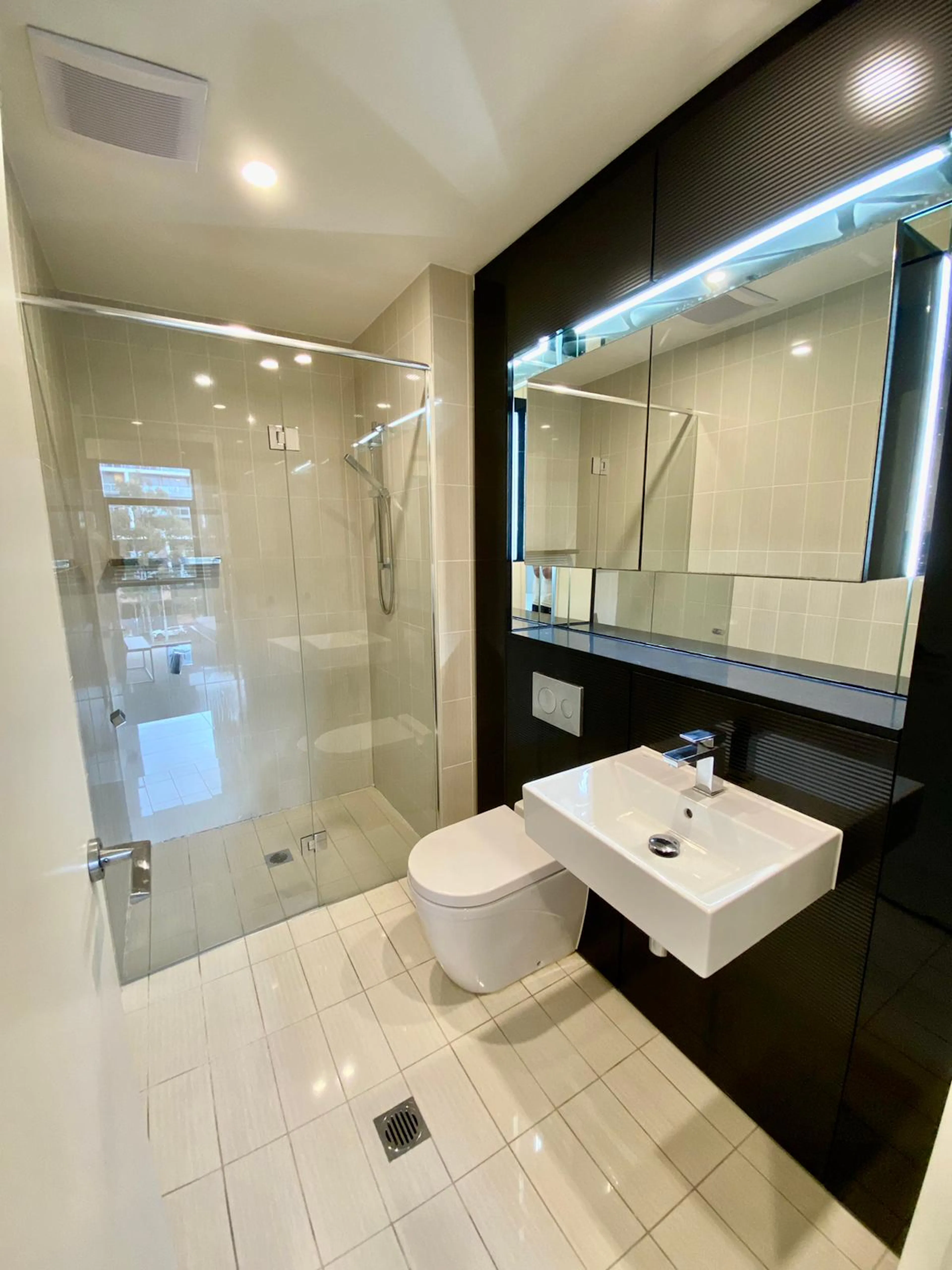 2 bedroom 2 bathrooms BATHROOM 4