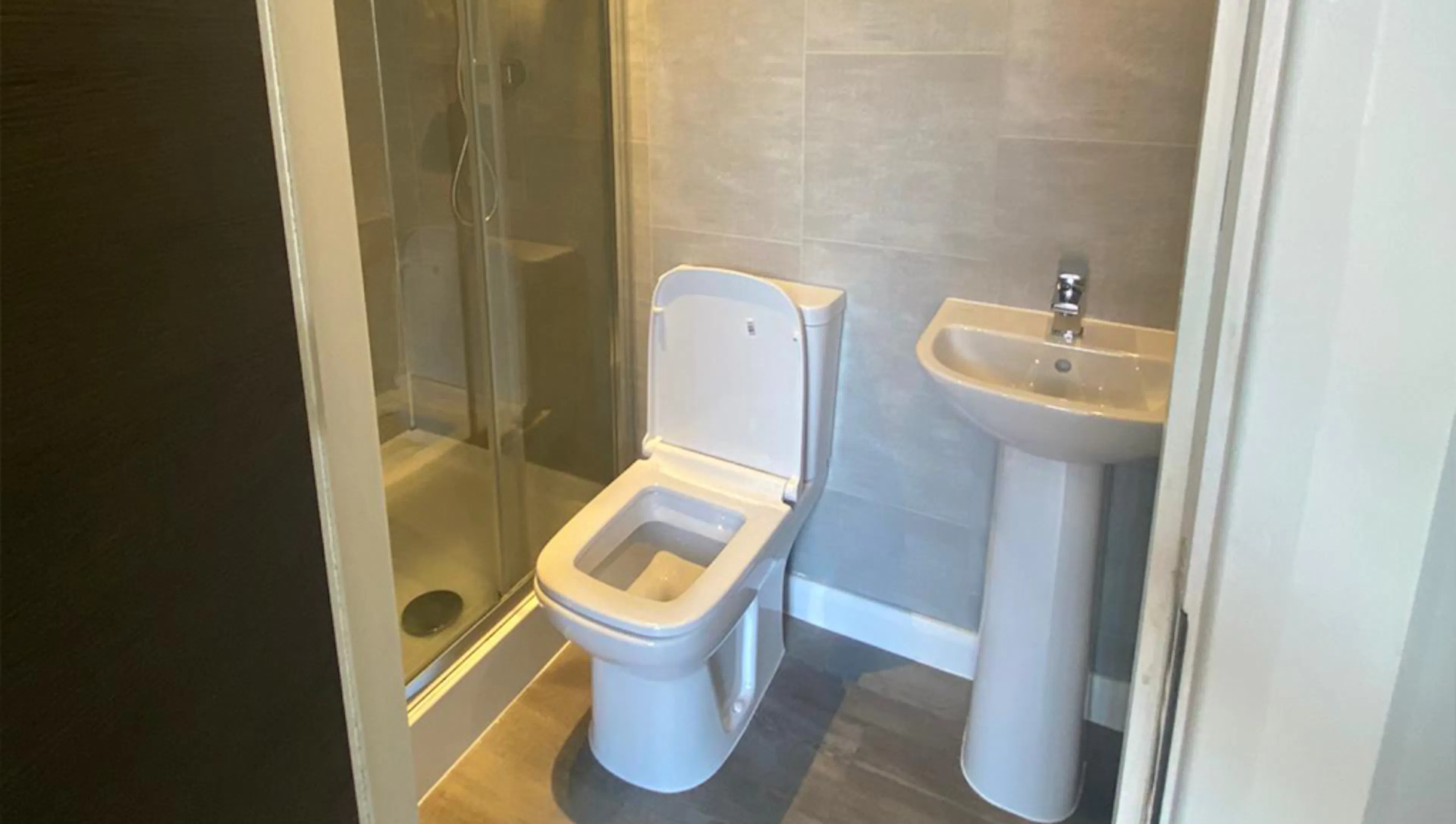 Premier Studio BATHROOM 3
