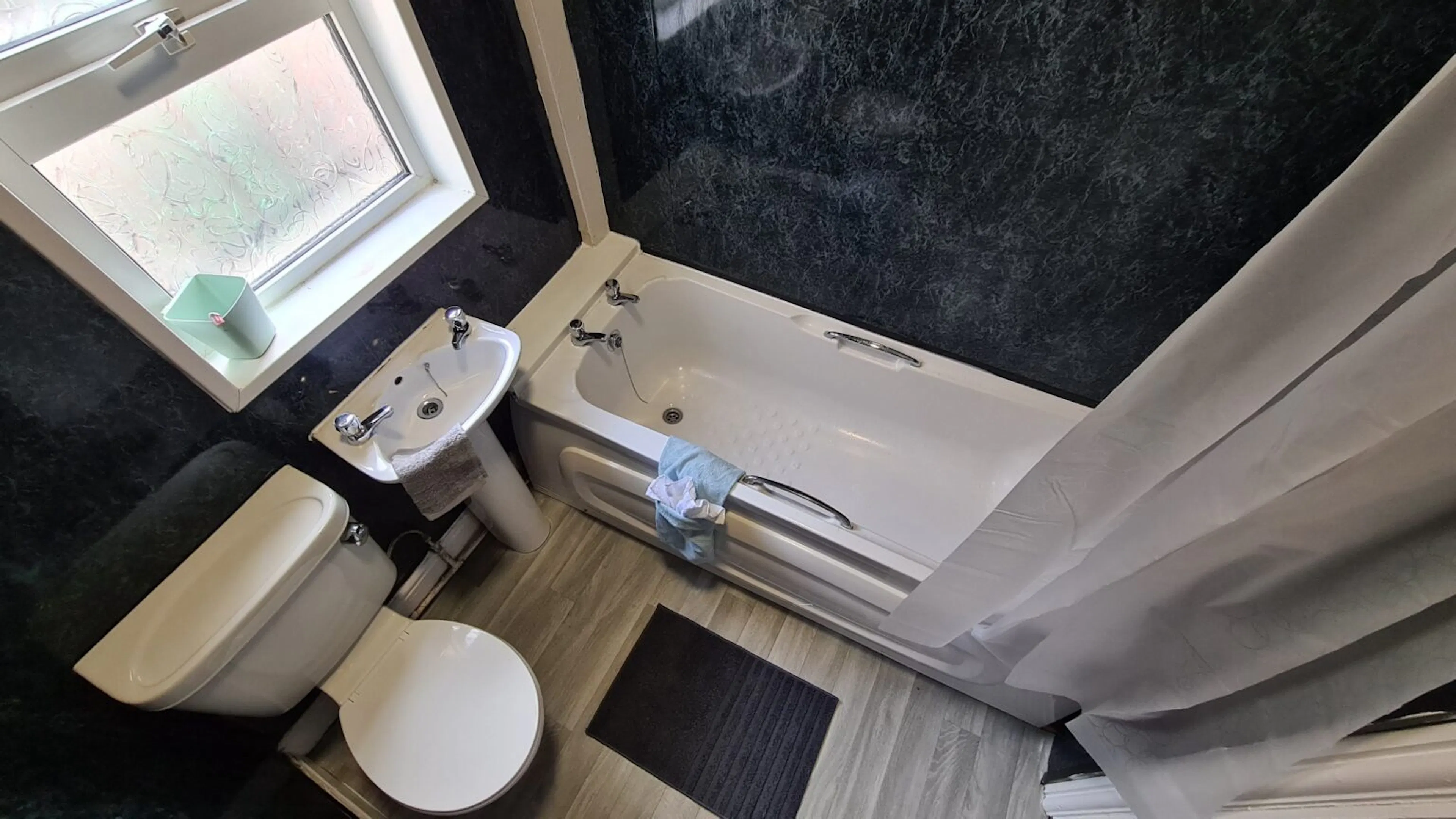 6 Bedroom Apartment BATHROOM 2