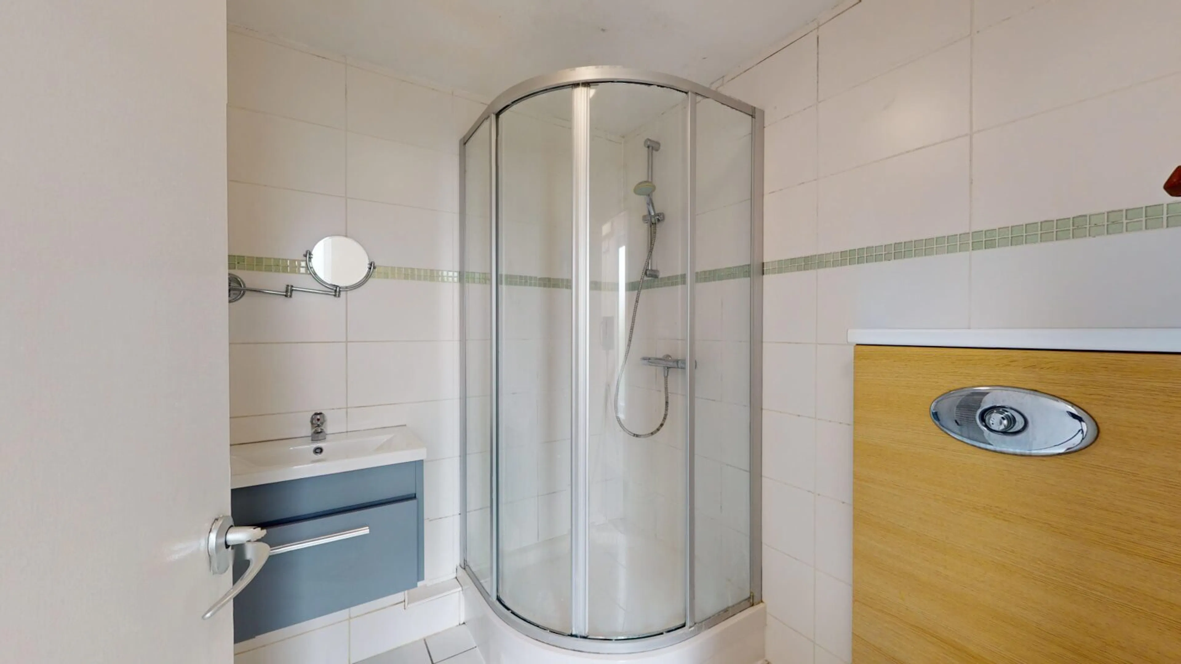 2 Bedroom Flat BATHROOM 2