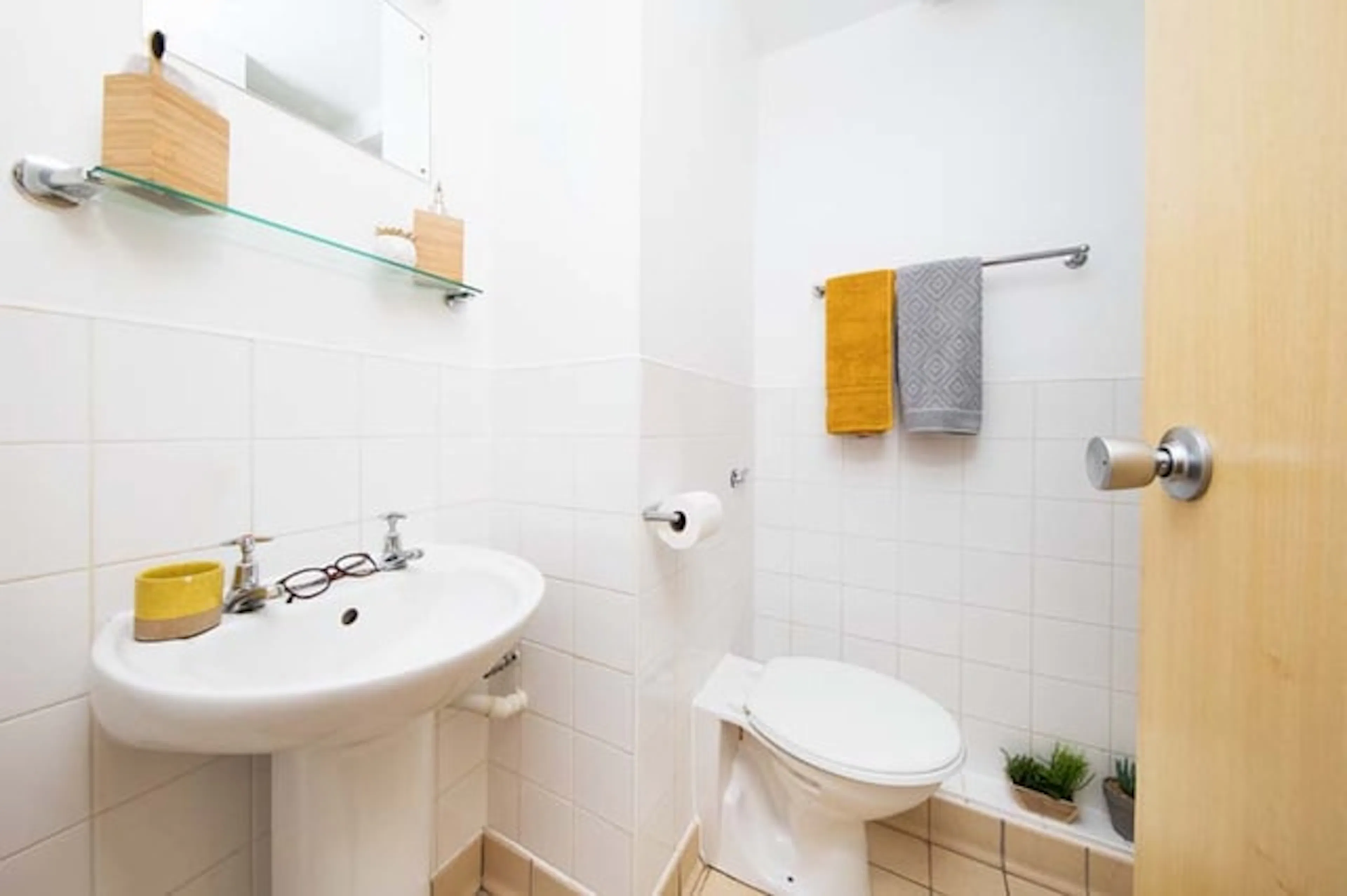 Ensuite: Two Bed Flat Large High Double BATHROOM 4