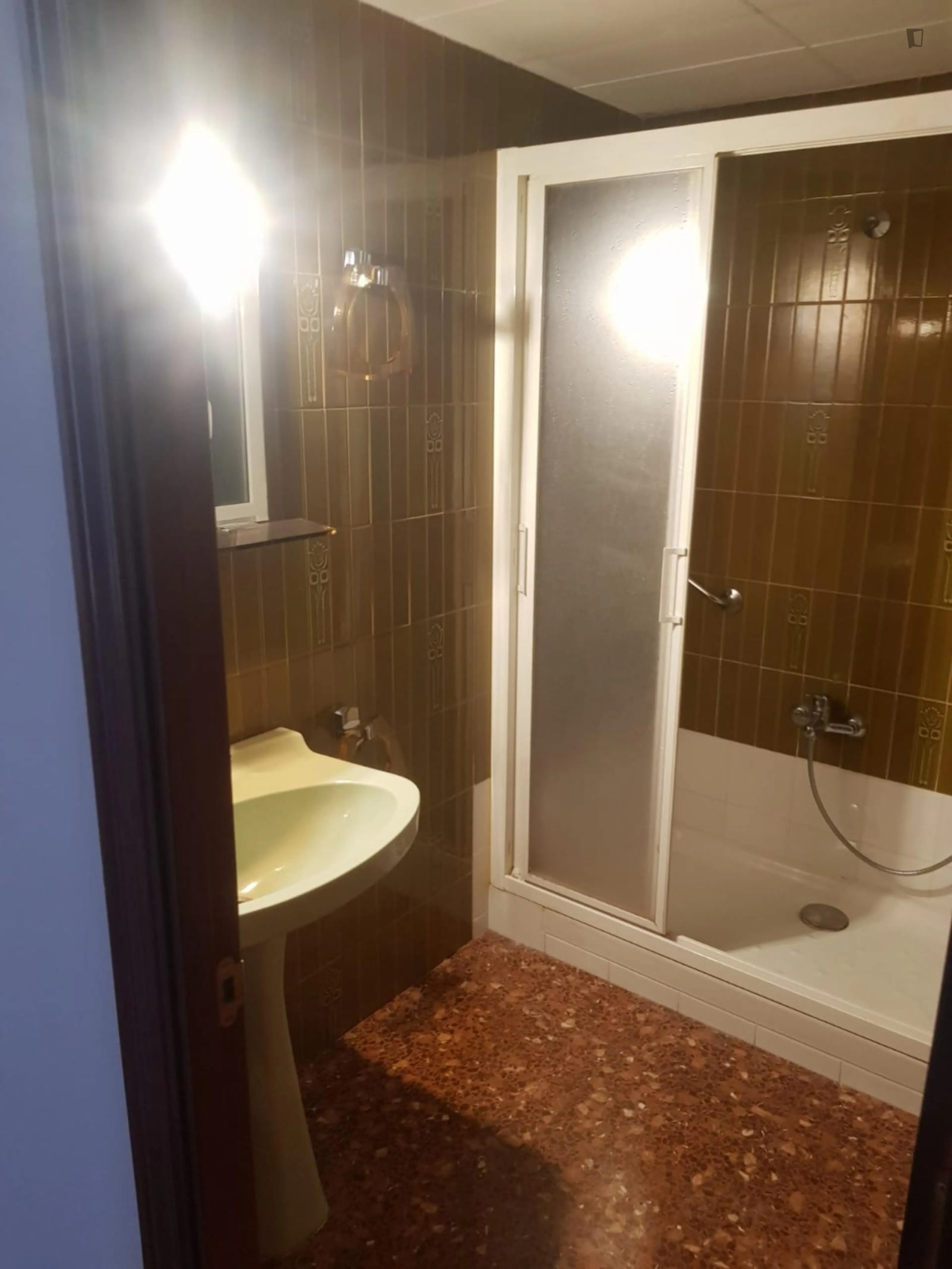 6 Bedroom Apartment BATHROOM 1