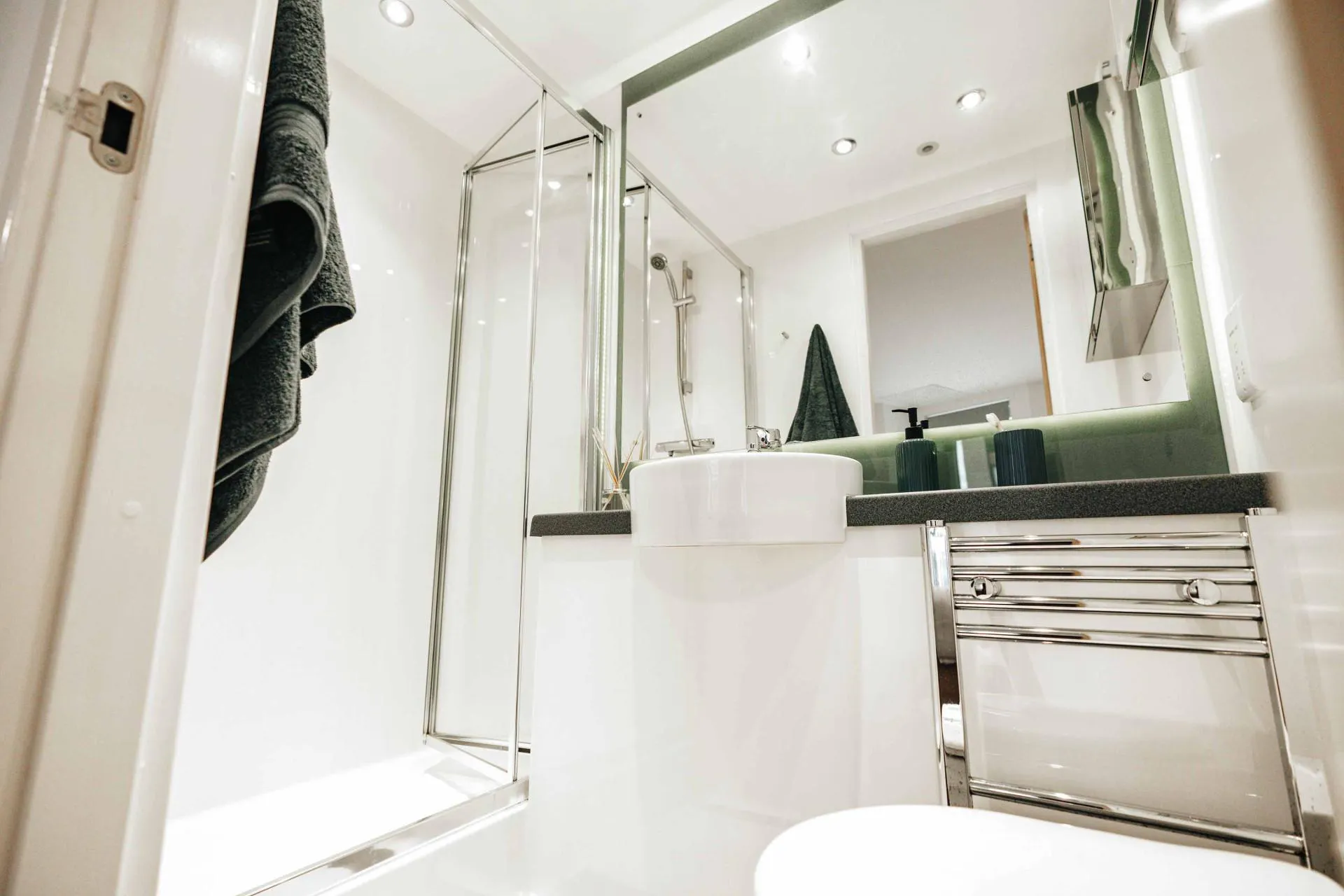 Silver En Suite (High Floors, Washer/Dryer)