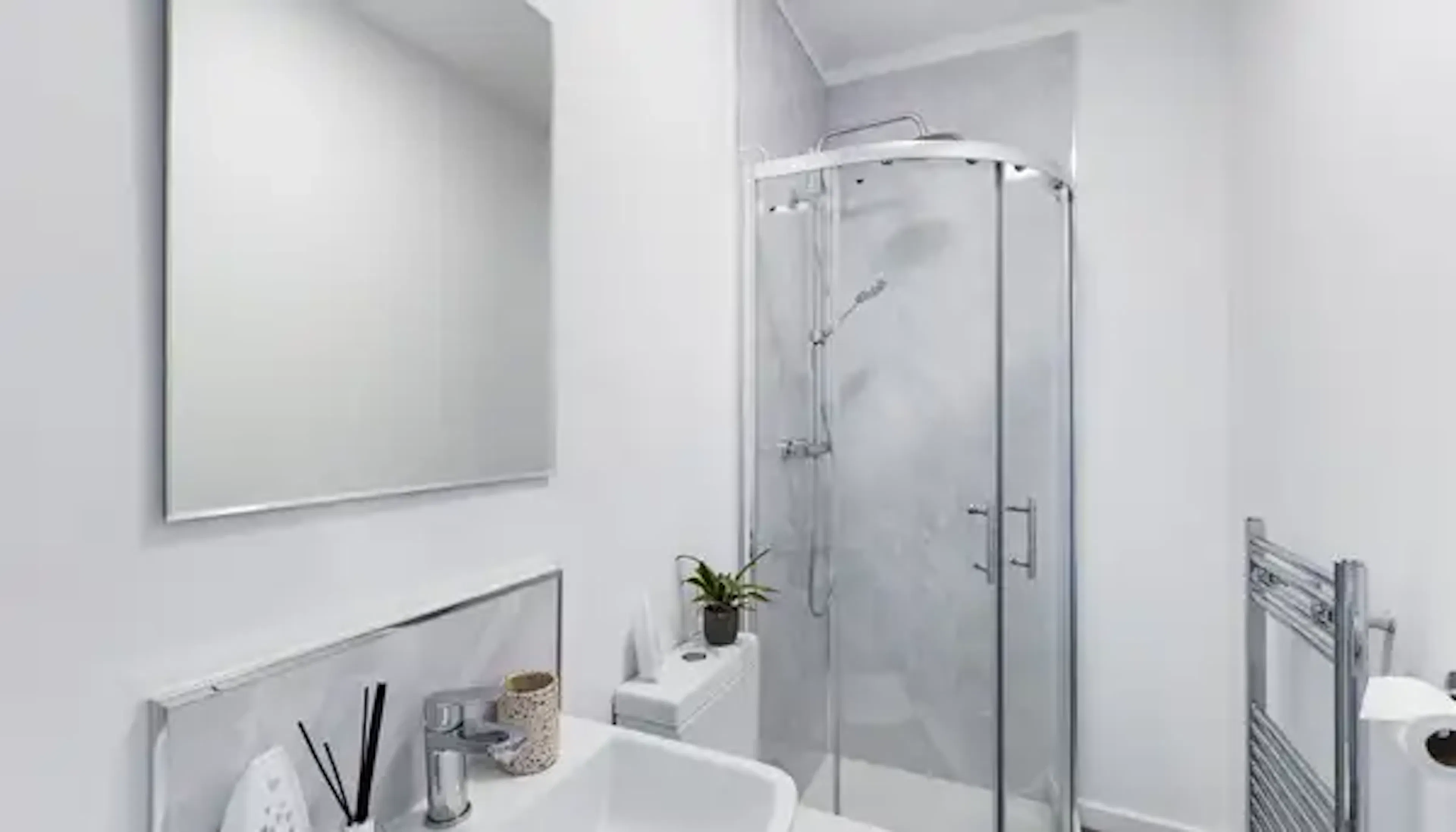 5 Bed Apartment BATHROOM 1