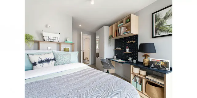 7 Bed Premium Ensuite room image 1