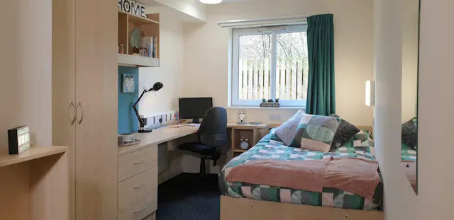 5/6 Bed Standard Ensuite room image 2