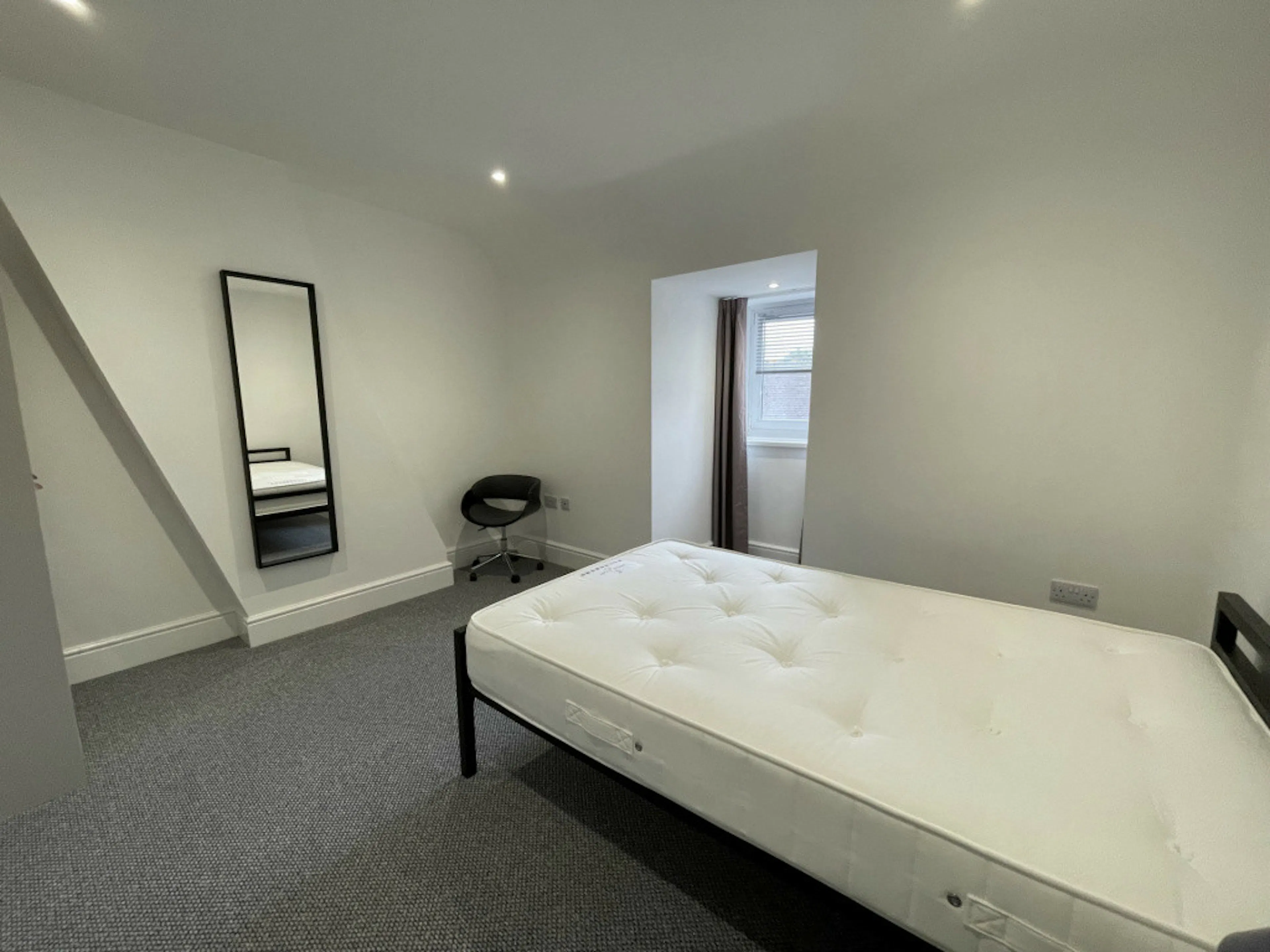 ROOM ROOM 1