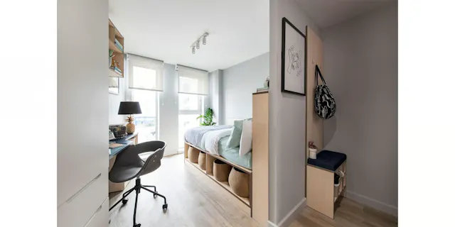 7 Bed Premium Ensuite room image 2