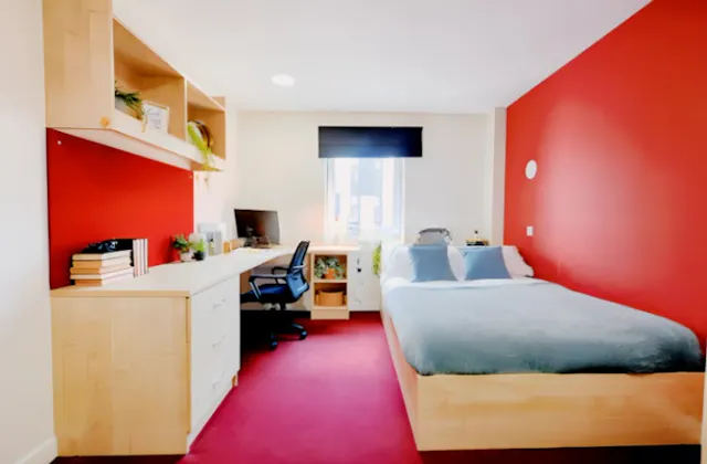 Ensuite Bronze - Top Floor room image 1