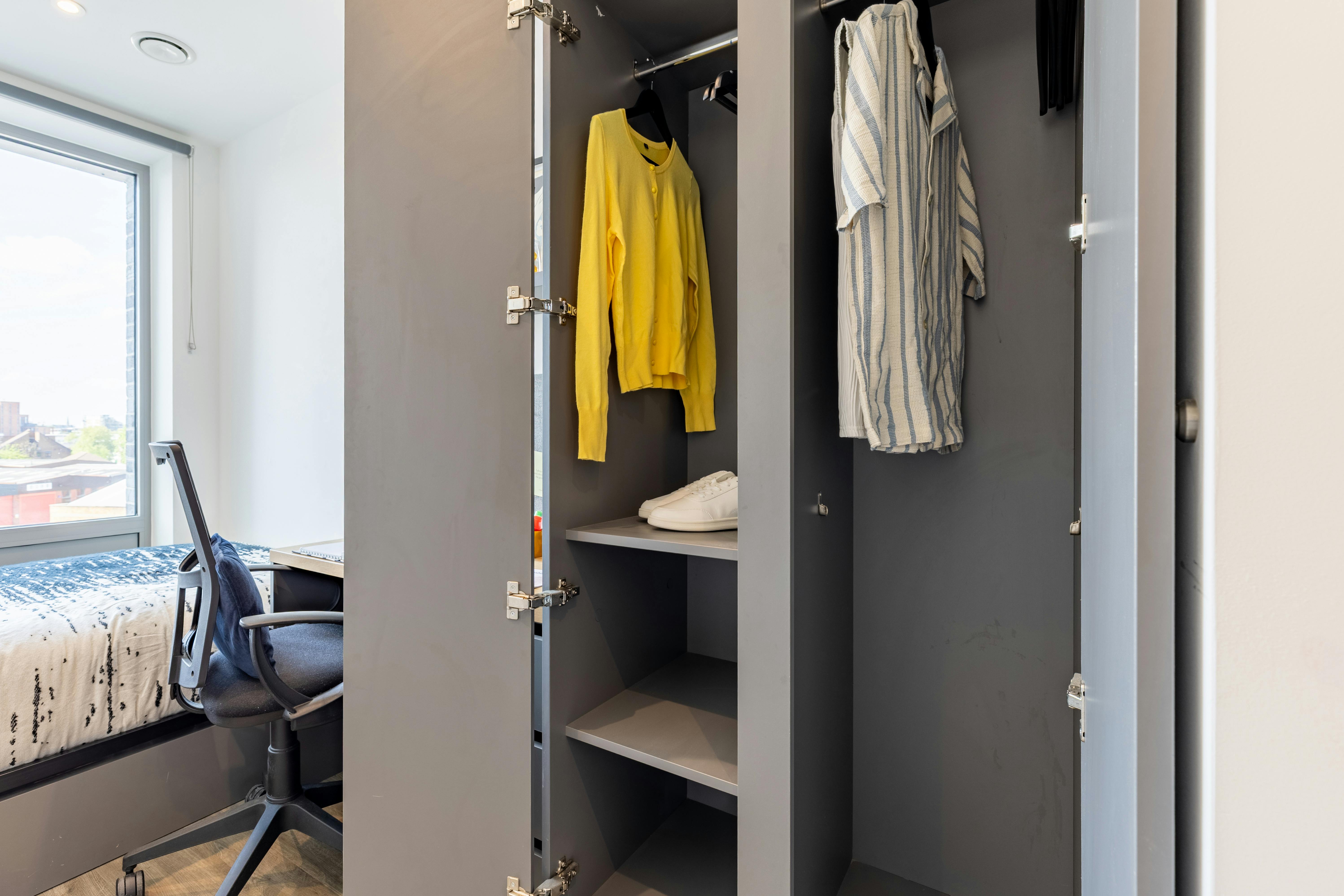 Gold ensuite