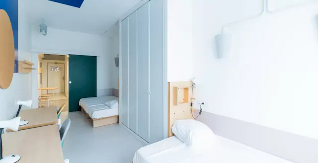 Bed in Shared Apartment room image 2