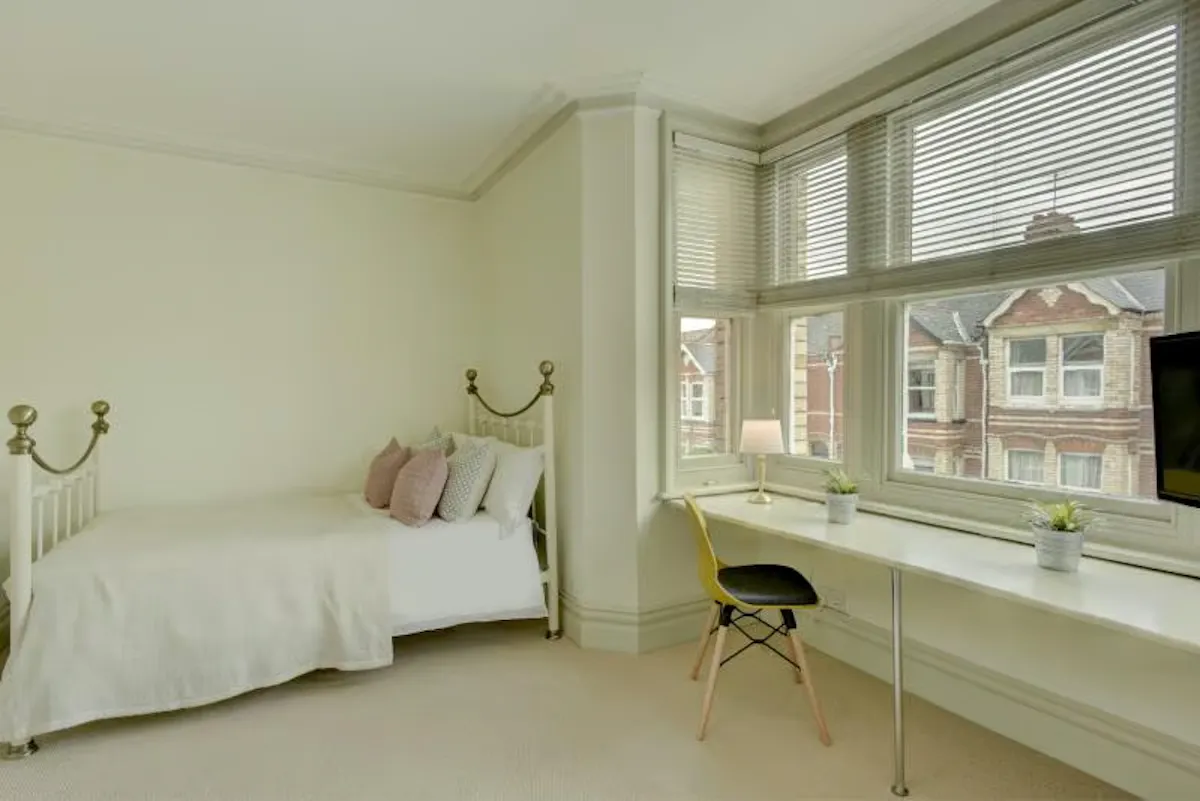 8 bedroom apartment ROOM