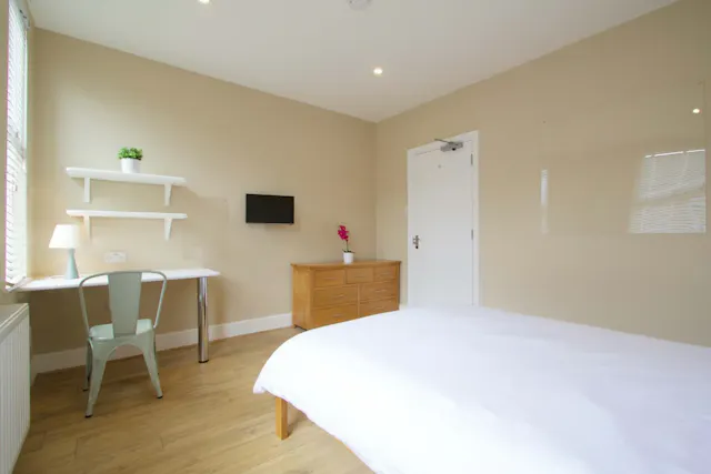 Four Bed Apartment room image 1
