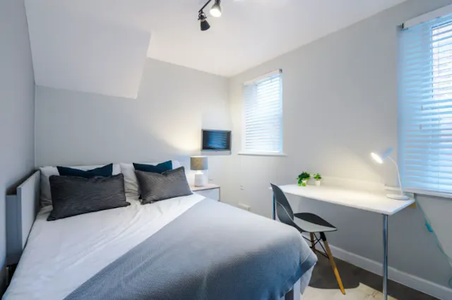 Three Bed Apartment room image 1