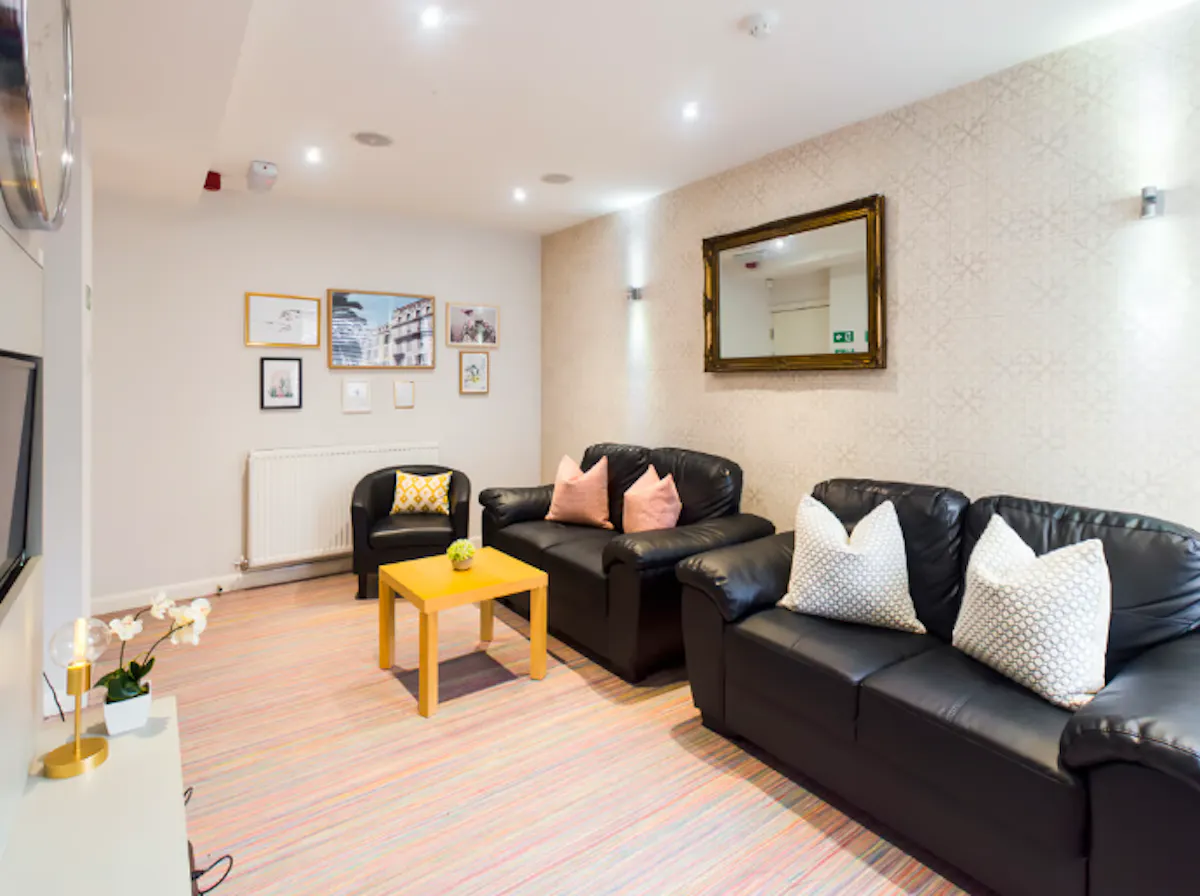 8 bedroom apartment ROOM
