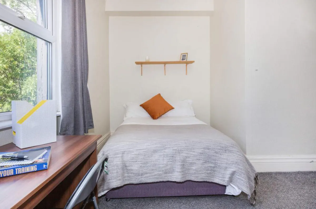6 Bedroom Apartments ROOM