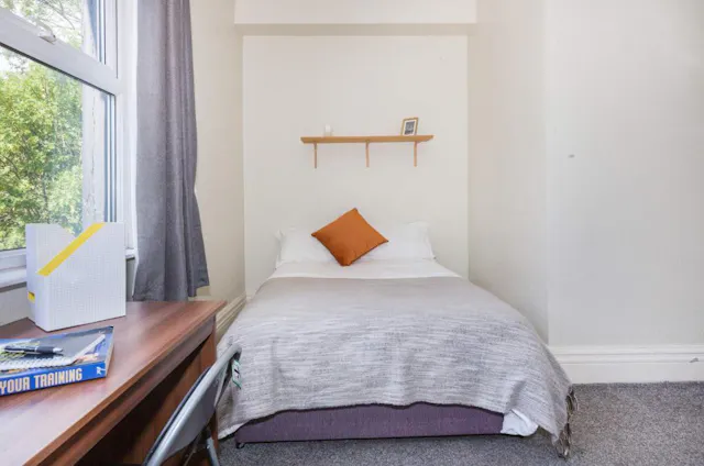 6 Bedroom Apartments room image 1