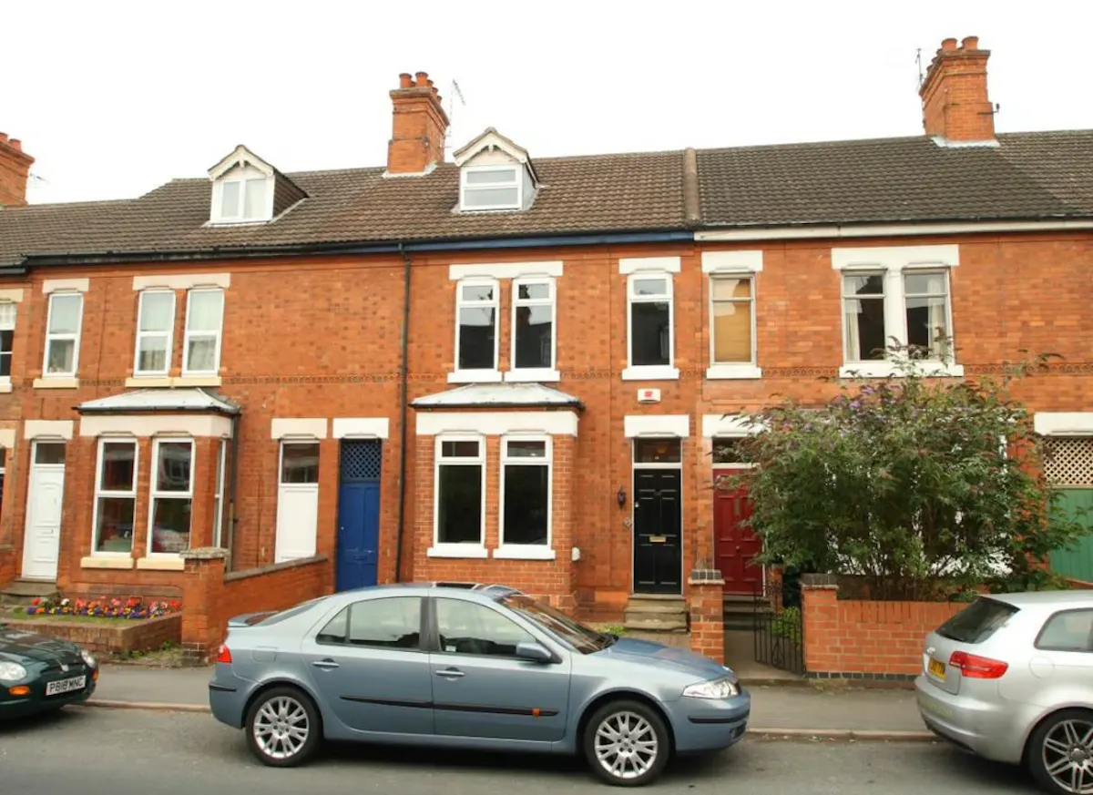 6 Bedroom Apartment BUILDING