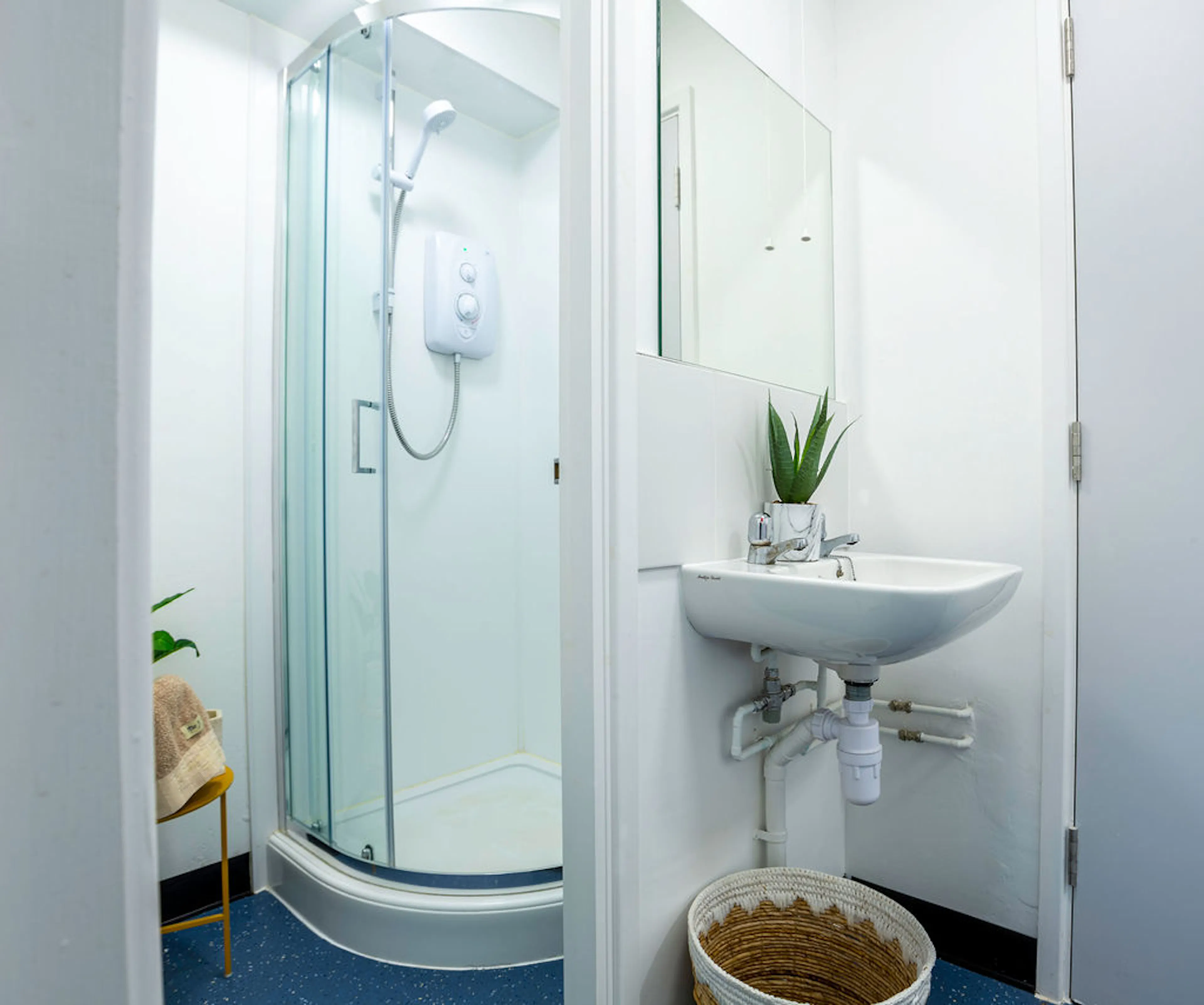 Bronze Apartment BATHROOM 3