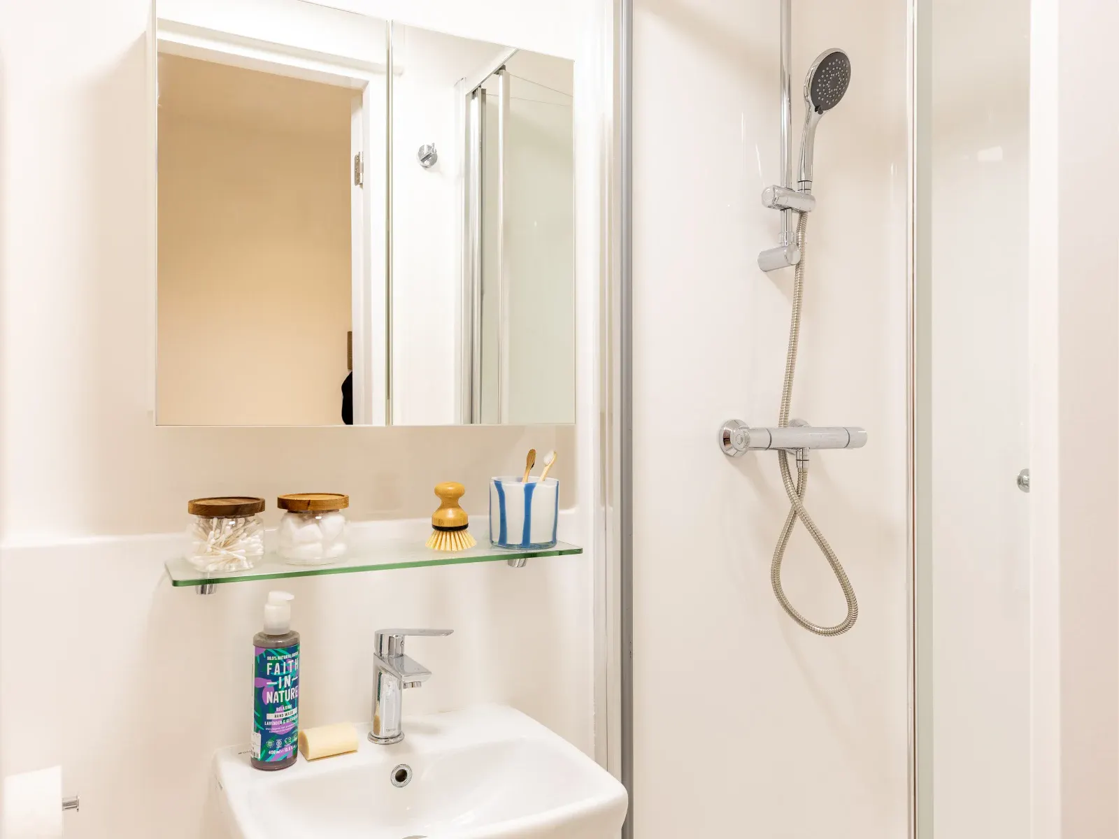 Bronze En-Suite BATHROOM 3