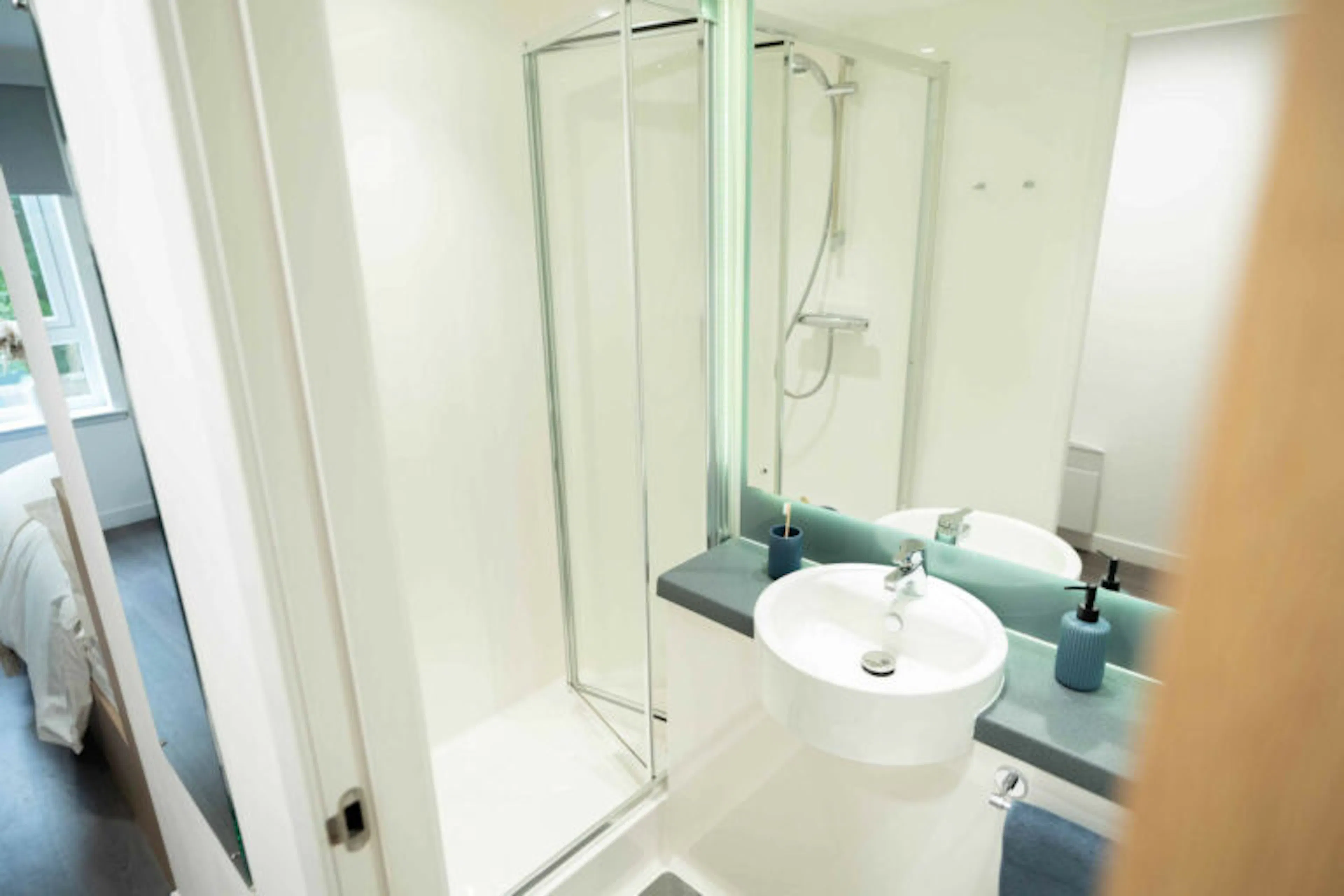 Bronze Studio BATHROOM 3