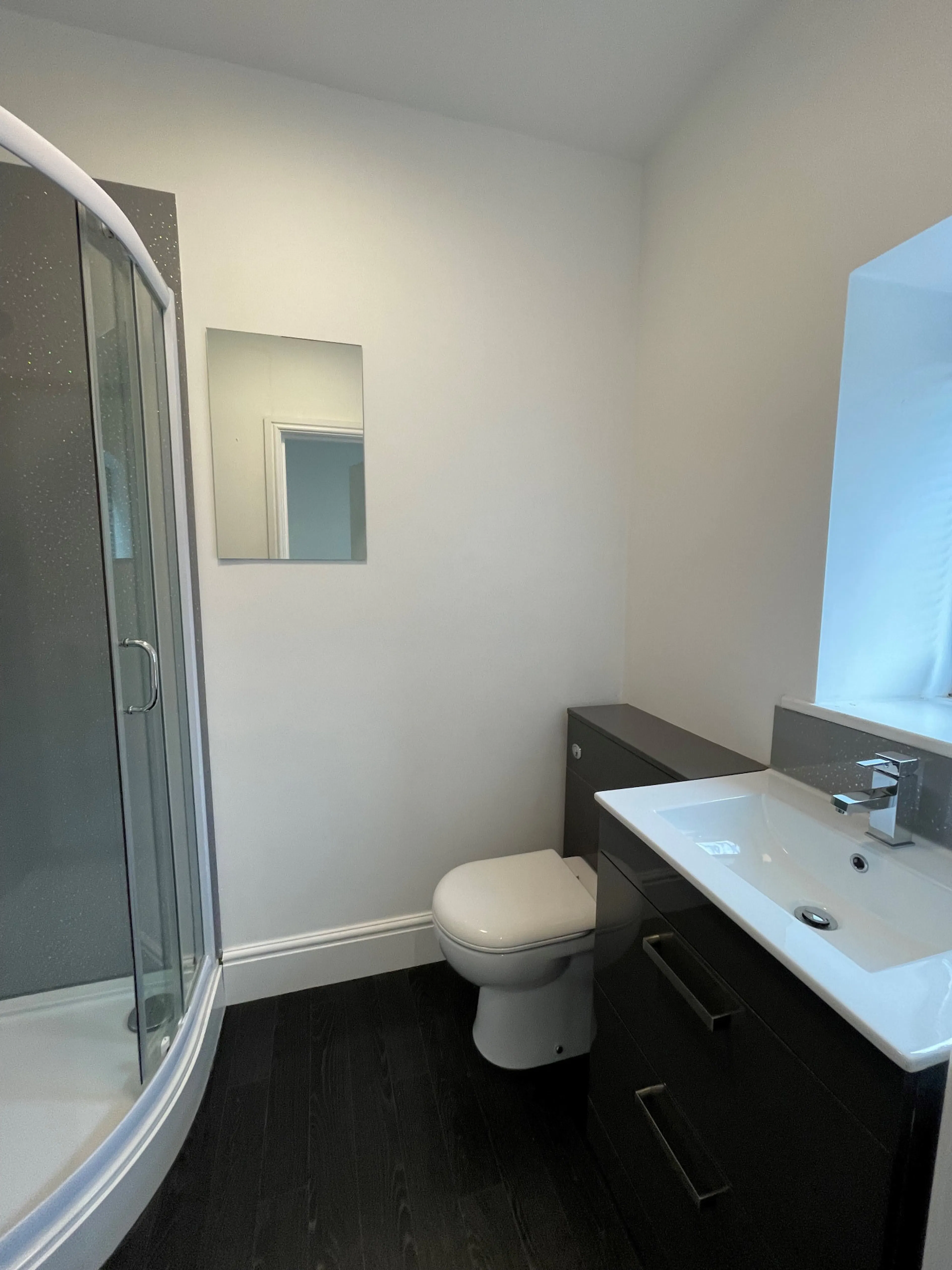 Apartment BATHROOM 4