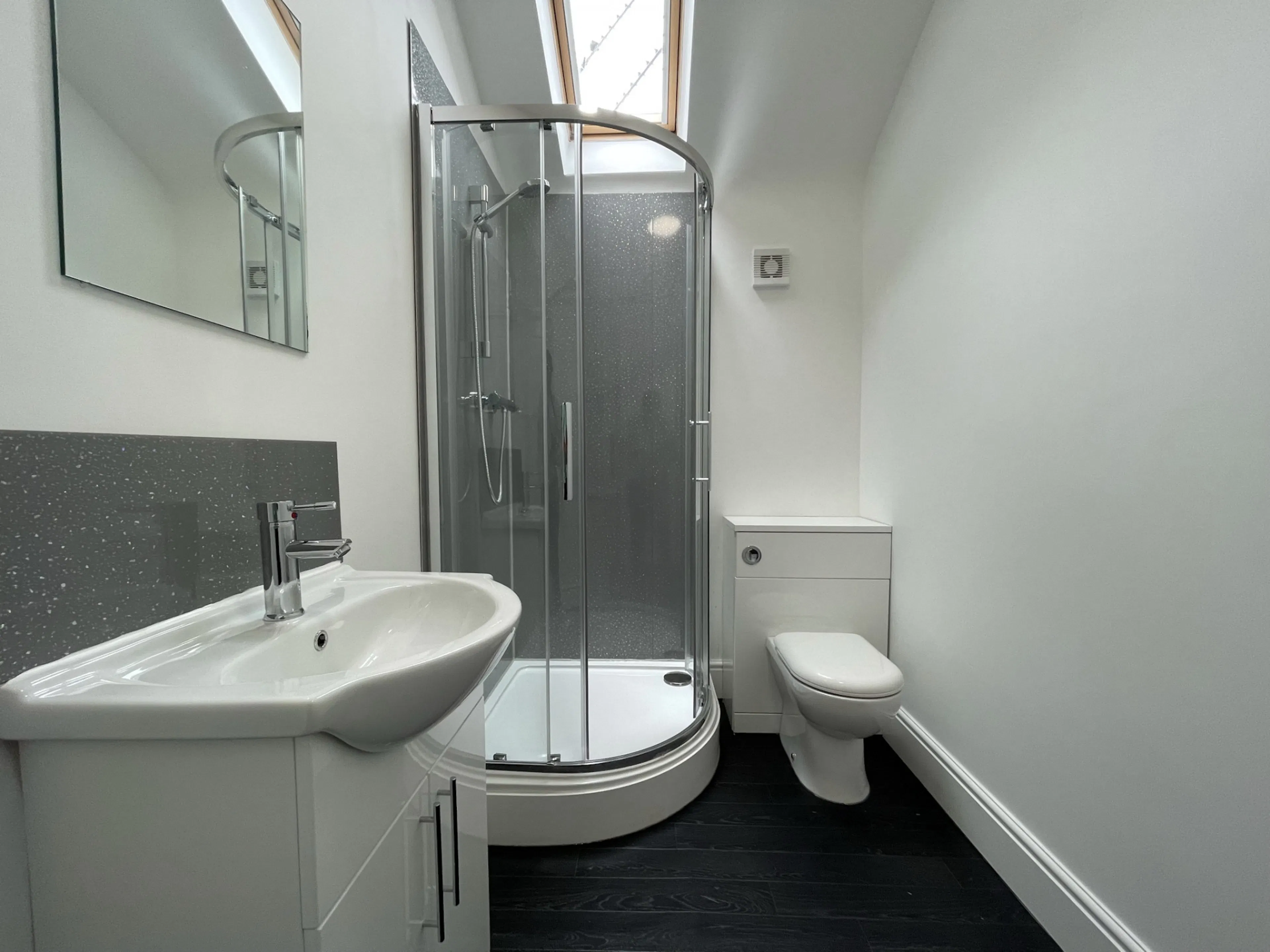 Apartment BATHROOM 4